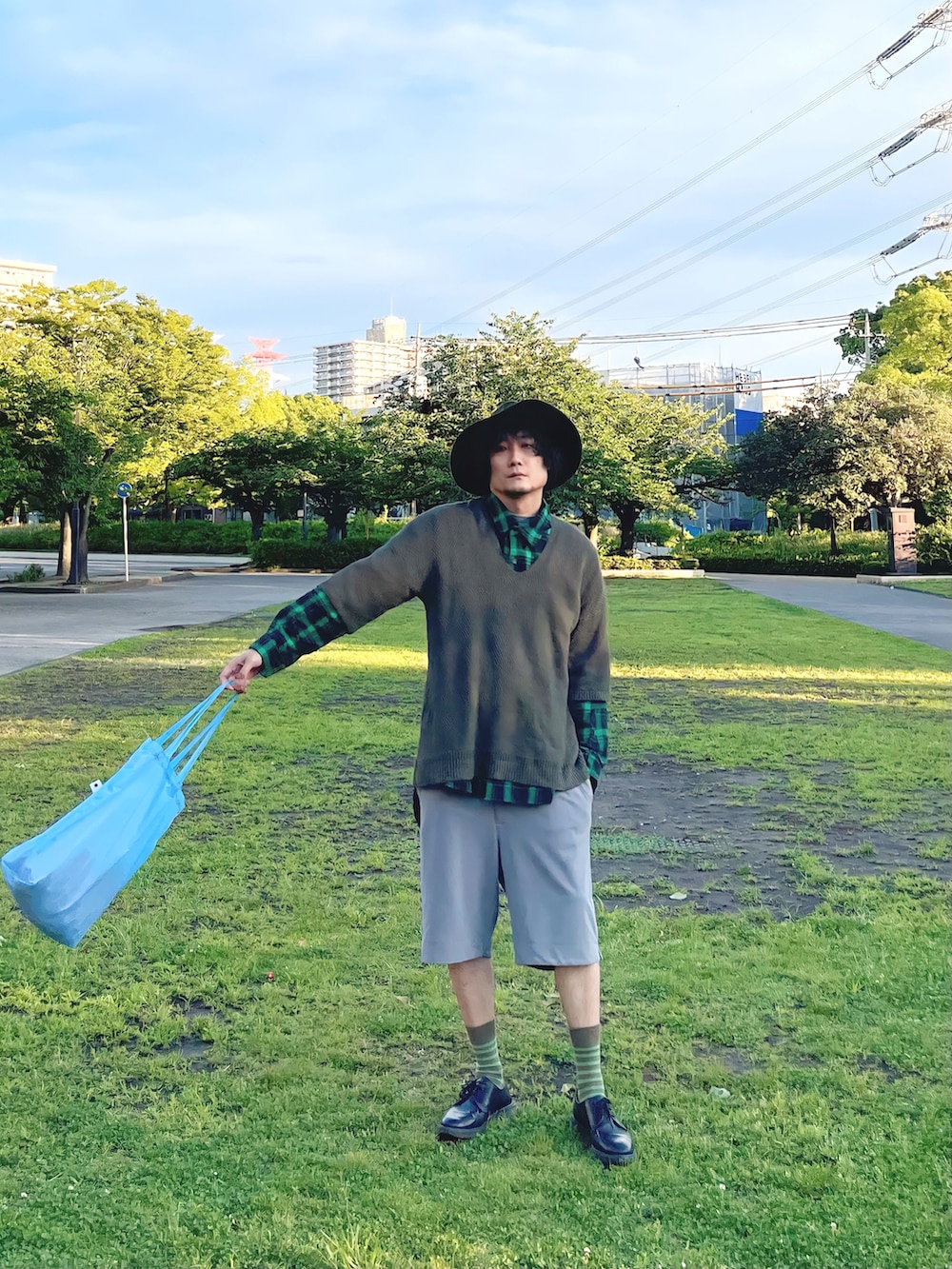 グリーン系のニット/セーター、グリーン系のシャツ/ブラウス、ブラック系のその他シューズを着用したメンズの夏コーディネートの4枚目の写真