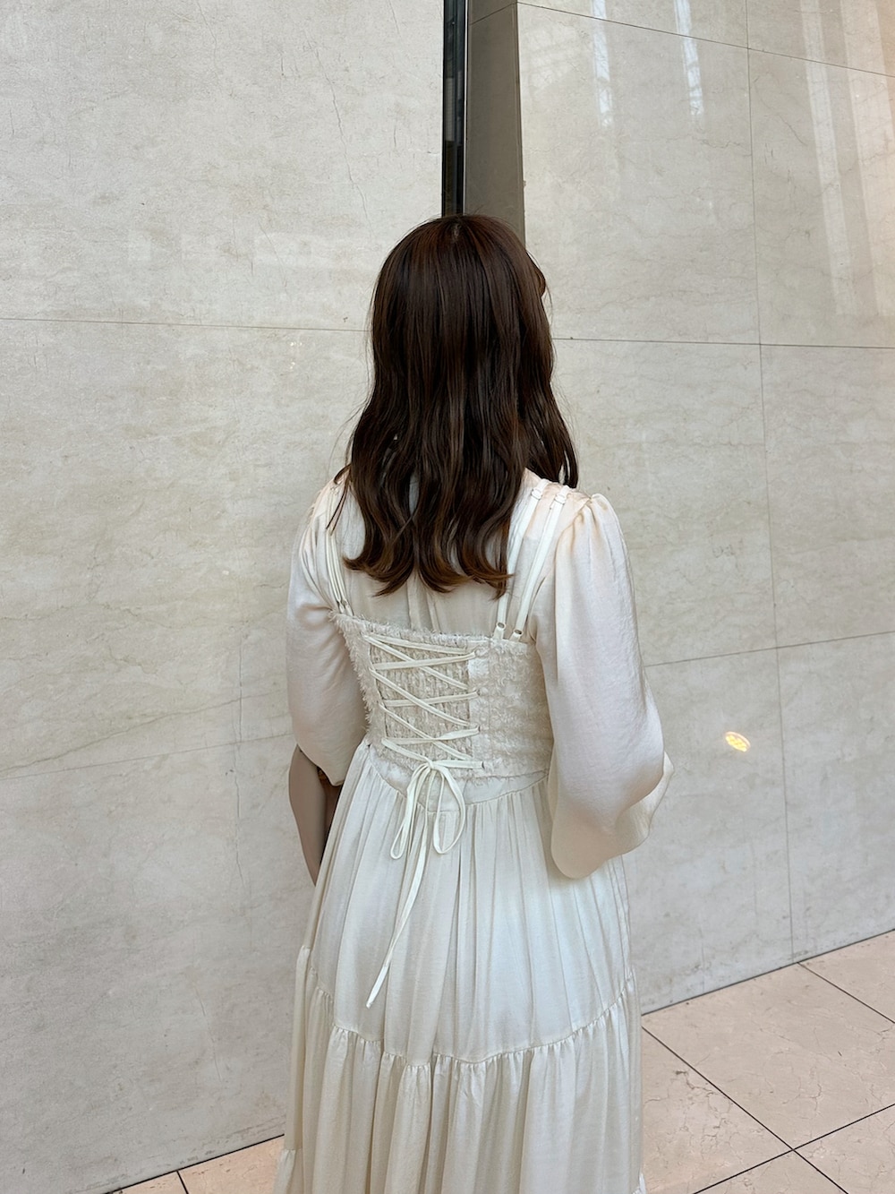 「春ファッション、ビスチェ、テーラードジャケット、ジャケット、ベスト、ワンピース、ワンピーススタイル、チュール、たすき掛け、ハンドバッグ、レイヤードスタイル、淡色コーデ、ワントーンコーデ、ベージュ、キレイめ」｜「calmのアイテム（ハンドバッグ、ベージュ系）」を使った、sayaさん（骨格ストレート・レディース・156cm）の春コーディネートの3枚目の写真
