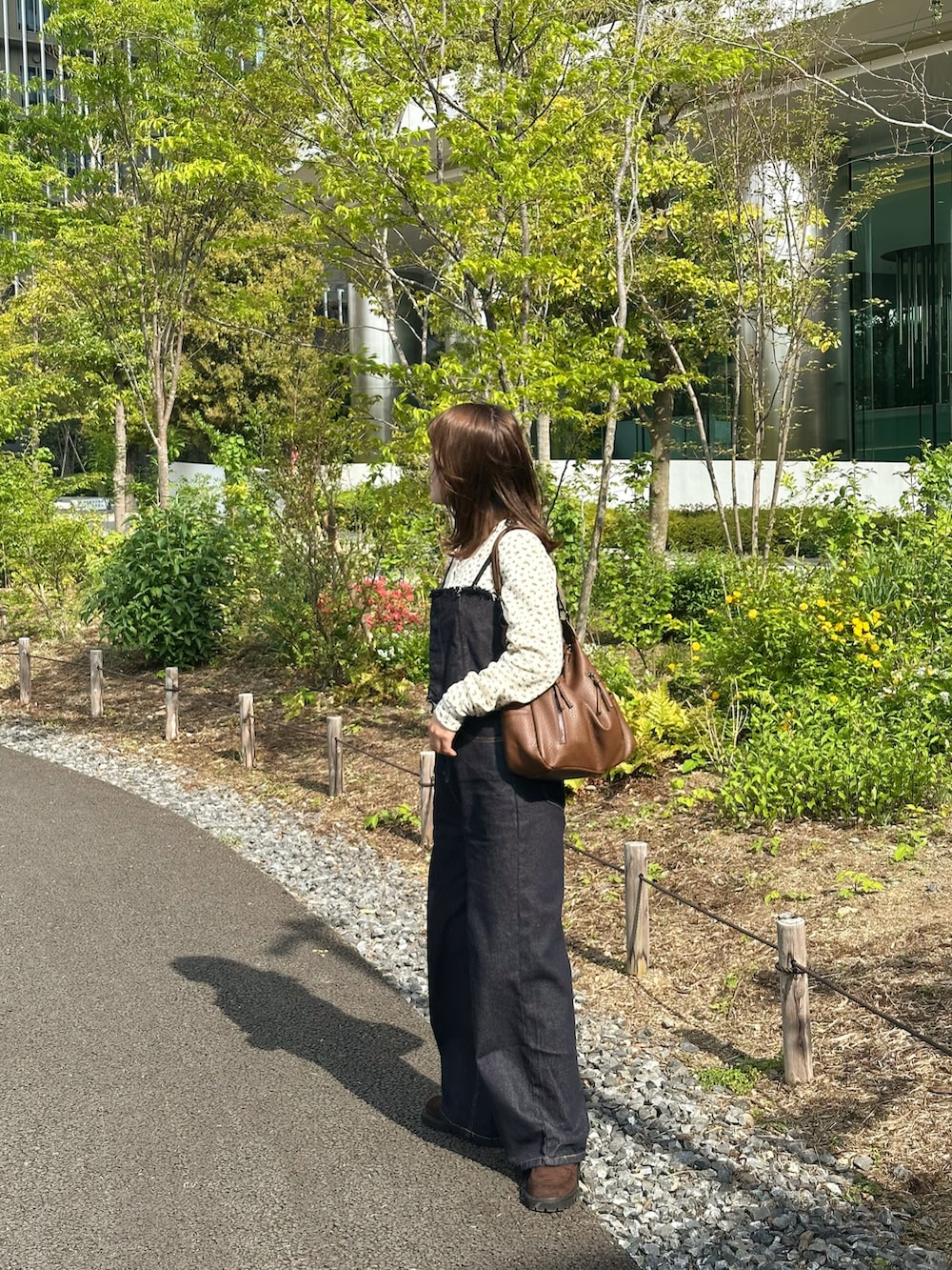 「ショルダーバッグ、おでかけコーデ、春服、春カラー、デニム、韓国ファッション、花柄、シンプル・ベーシック、セットアップ、ビスチェ、ローファー、サーマル、カーディガン、デニムパンツ、ハンドバッグ」｜「mysticのマルチWAYデニム（デニムパンツ、ブルー系）」を使った、sayaさん（骨格ストレート・レディース・156cm）の春コーディネートの3枚目の写真
