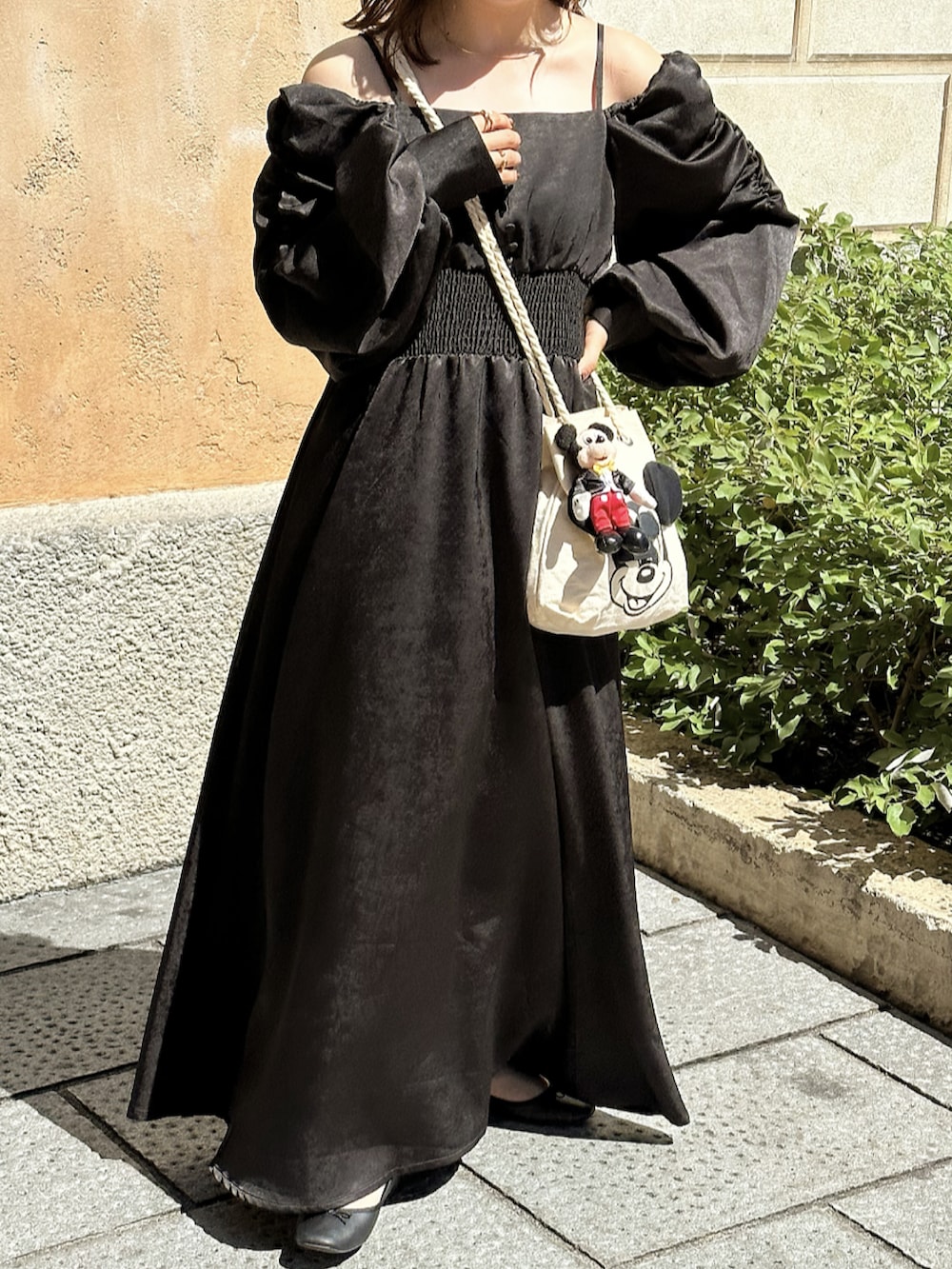 「秋服まるっと大公開、秋のコーデ、休日スタイル、きれいめカジュアル、おでかけコーデ、大人女子、オトナカワイイ、ブラック、ミニー、ディズニーコーデ、サテン、ワンピース、キレイめ、新ブランド」｜「LOWRYS FARMのステンレス＊チェーンネックレス　259246（ネックレス、ゴールド系）」を使った、sayaさん（骨格ストレート・レディース・156cm）の秋コーディネートの3枚目の写真
