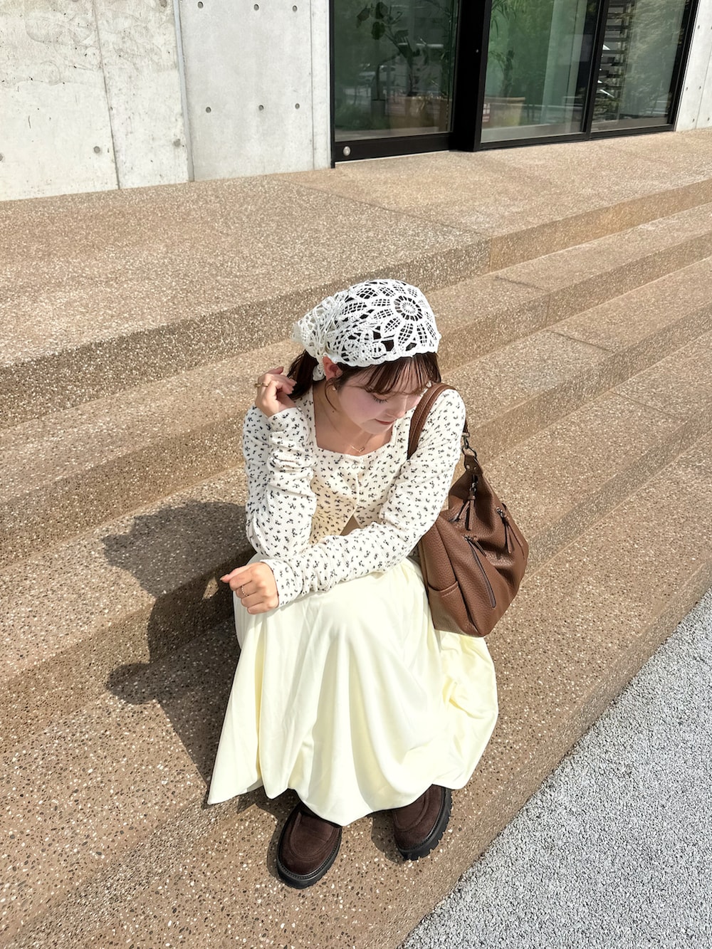 「最近のいい感じコーデ、今日のコーデ、春服、オトナカジュアル、ラフコーデ、春ファッション、花柄、カーディガン、バルーンスカート、ローファー、スカーフ、ハンドバッグ、プチプラ、ワントーンコーデ、春めき満開コーデ」｜「Kastaneの【小花柄&無地】サーマルカーディガン（カーディガン/ボレロ、ホワイト系）」を使った、sayaさん（骨格ストレート・レディース・156cm）の春コーディネートの2枚目の写真