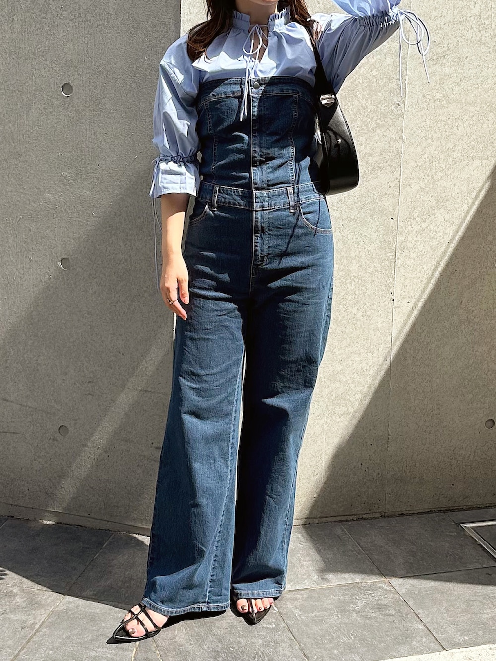 「シャツスタイル、秋服準備はじめました、シンプルスタイル、大人コーデ、オトナカジュアル、夏コーデ、プチプラ、キレイめカジュアル、デニム、サロペット、パンツコーデ、シンプルコーデ、ブラウス、ベアトップ」｜「solleimのフリルリボンブラウス（シャツ/ブラウス、ブルー系）」を使った、sayaさん（骨格ストレート・レディース・156cm）の秋コーディネートの2枚目の写真