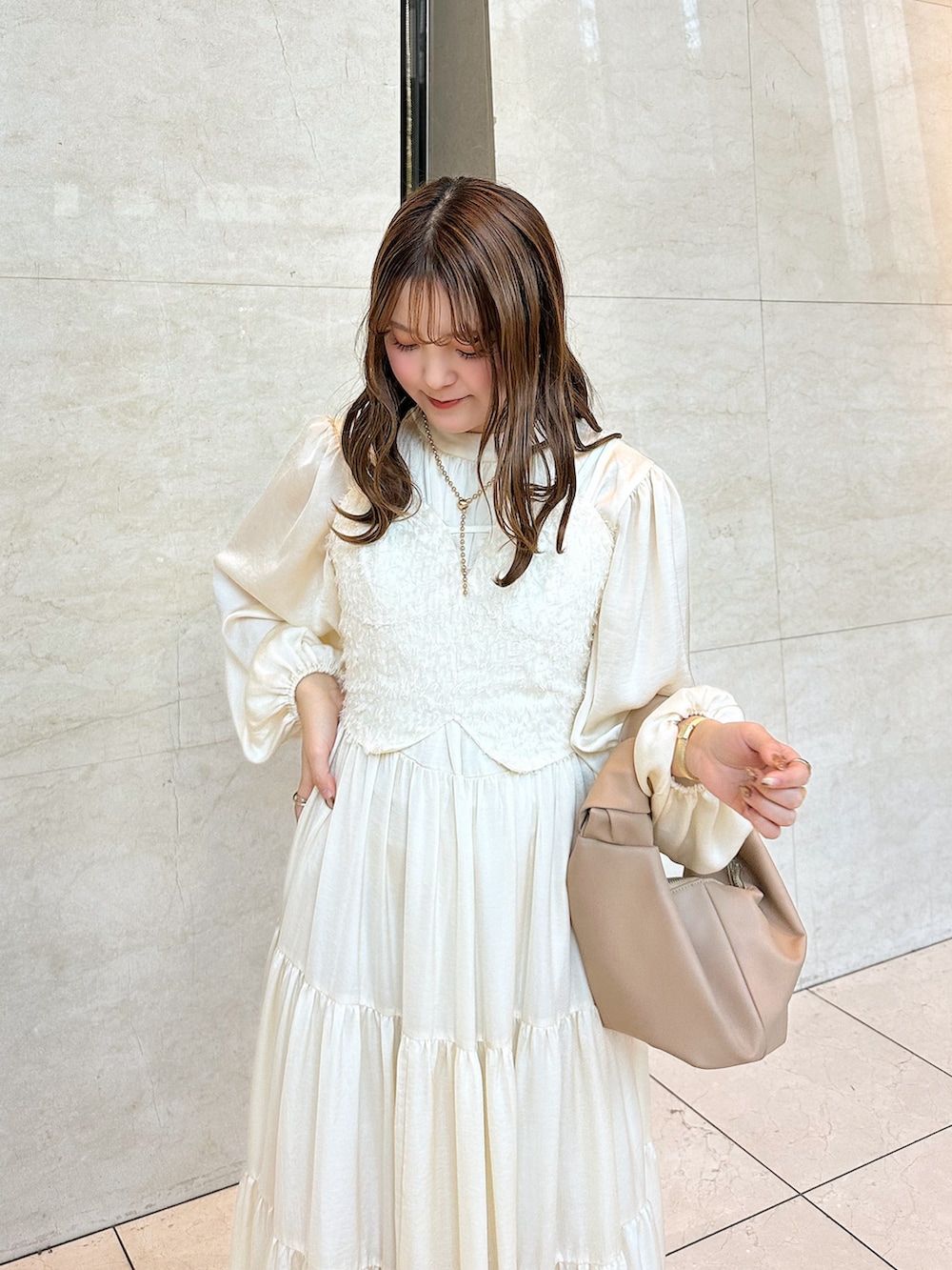 「春ファッション、ビスチェ、テーラードジャケット、ジャケット、ベスト、ワンピース、ワンピーススタイル、チュール、たすき掛け、ハンドバッグ、レイヤードスタイル、淡色コーデ、ワントーンコーデ、ベージュ、キレイめ」｜「calmのアイテム（ハンドバッグ、ベージュ系）」を使った、sayaさん（骨格ストレート・レディース・156cm）の春コーディネートの2枚目の写真