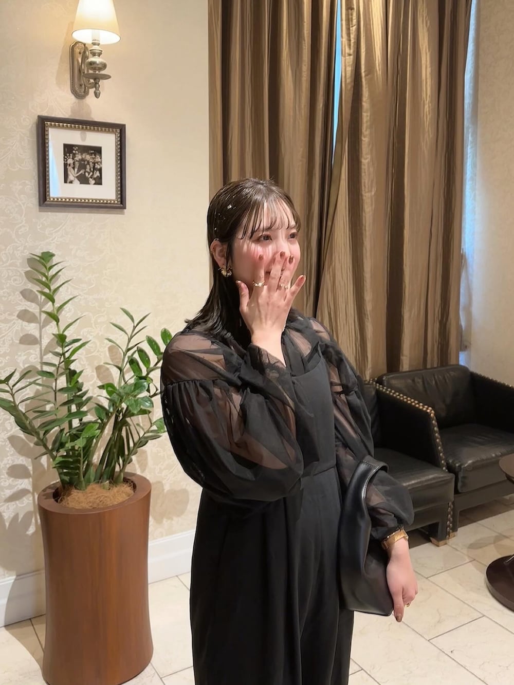 ブラック系のサロペット/オーバーオール、ブラック系のシャツ/ブラウス、ブラック系のハンドバッグを着用したレディースの春コーディネートの2枚目の写真