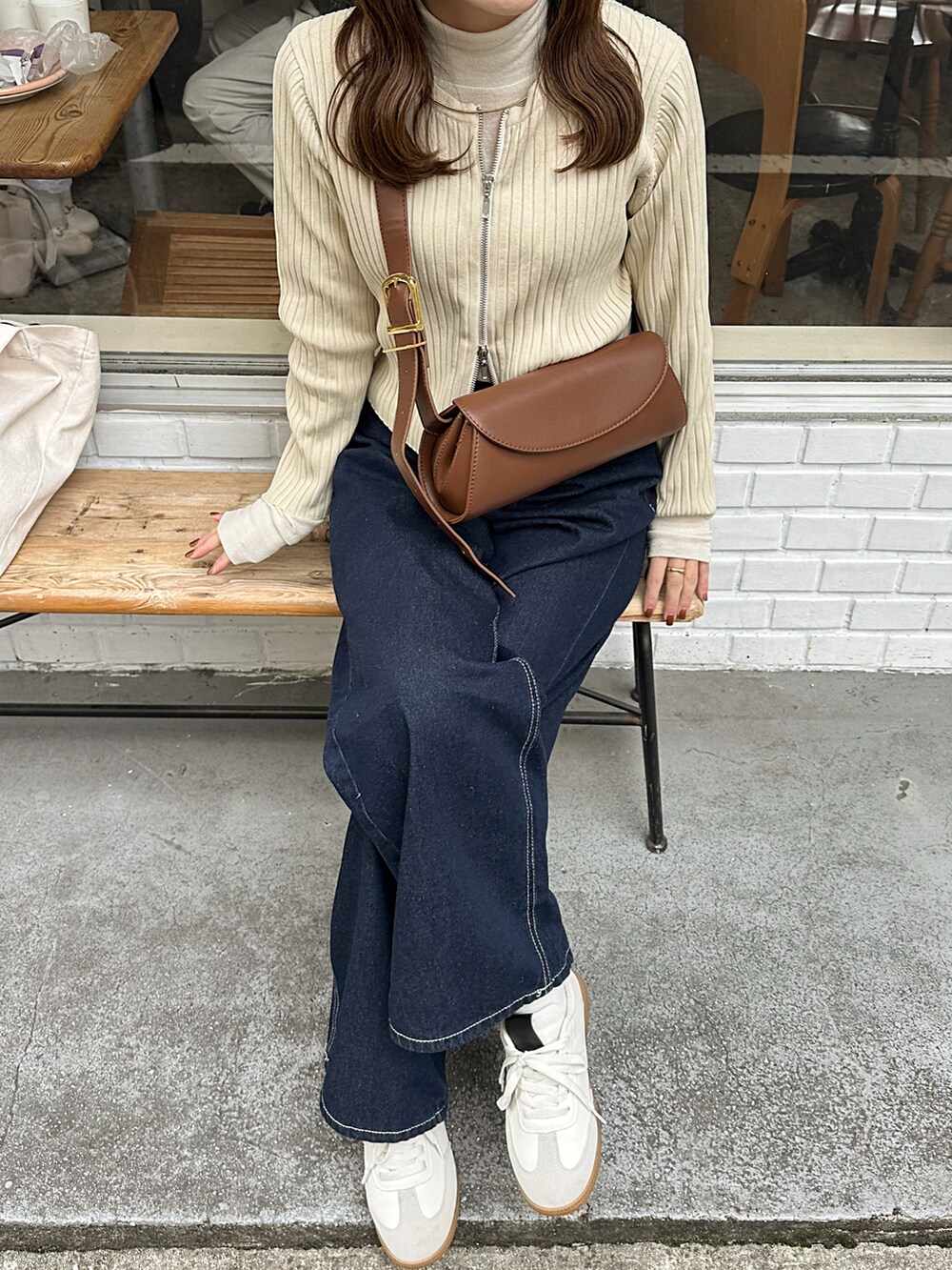 「オトナカワイイ、オトナカジュアル、おでかけコーデ、楽チンコーデ、ラフコーデ、秋冬コーデ、チェックジャケット、ジャケット、デニム、カジュアル、スニーカー、キャップ、レイヤードスタイル、クロップドトップス、ゆるコーデ」｜「temuのアイテム（キャップ、ブラウン系）」を使った、sayaさん（レディース・156cm）の冬コーディネートの3枚目の写真