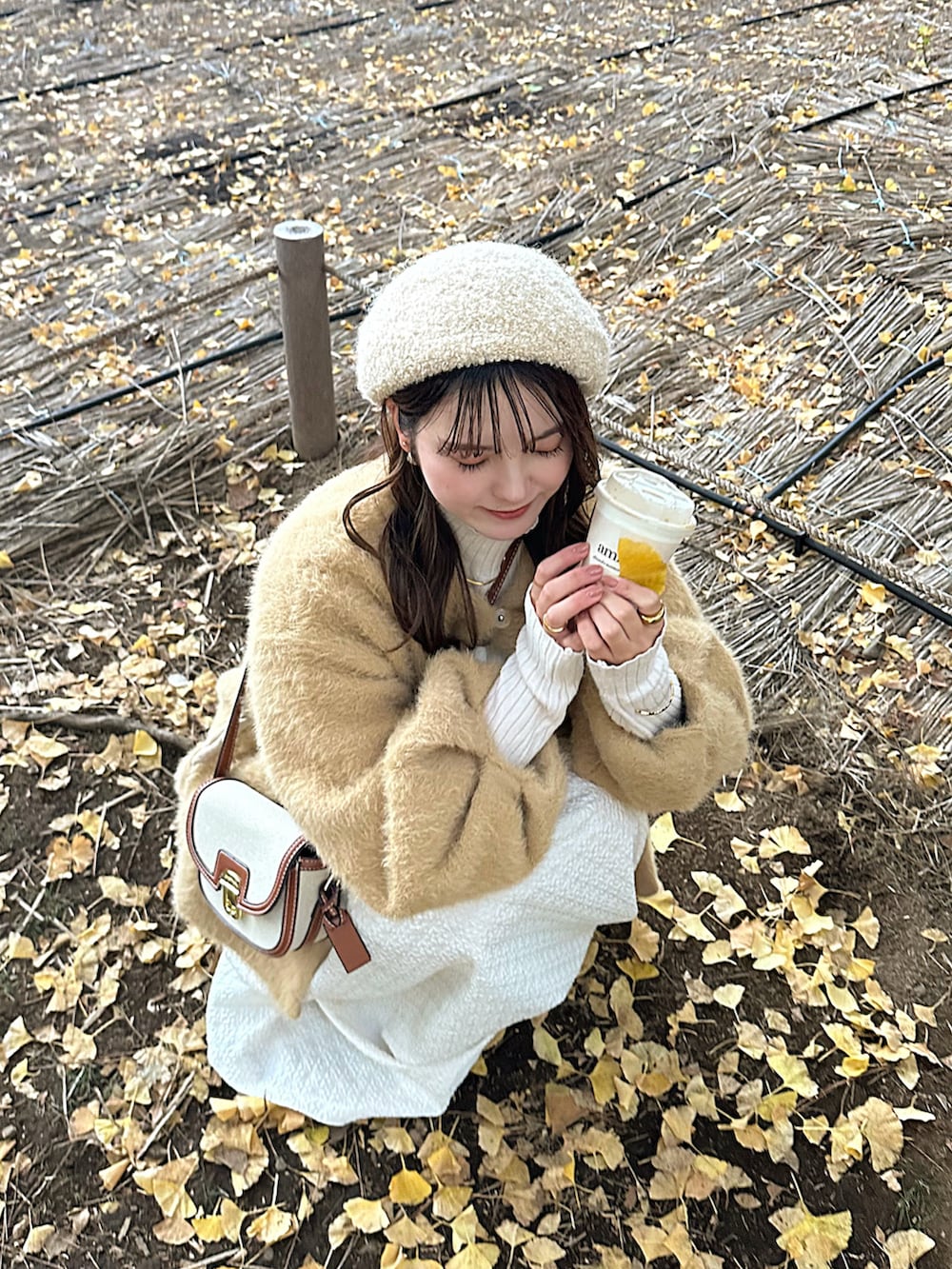 「最近のいい感じコーデ、大人かわいい、冬のコーデ、キャミワンピ、ブーツ、ベレー帽、ショルダーバッグ、カラーコーデ、ニットコーデ、おでかけコーデ、カジュアルガーリー、シャギーニット、カーディガン、淡色コーデ、ベージュ」｜「by LEGNAのふんわりとした毛足感 フェザーヤーン シャギーニット カーディガン　ジャケット（その他アウター、ベージュ系）」を使った、sayaさん（レディース・156cm）の冬コーディネートの2枚目の写真