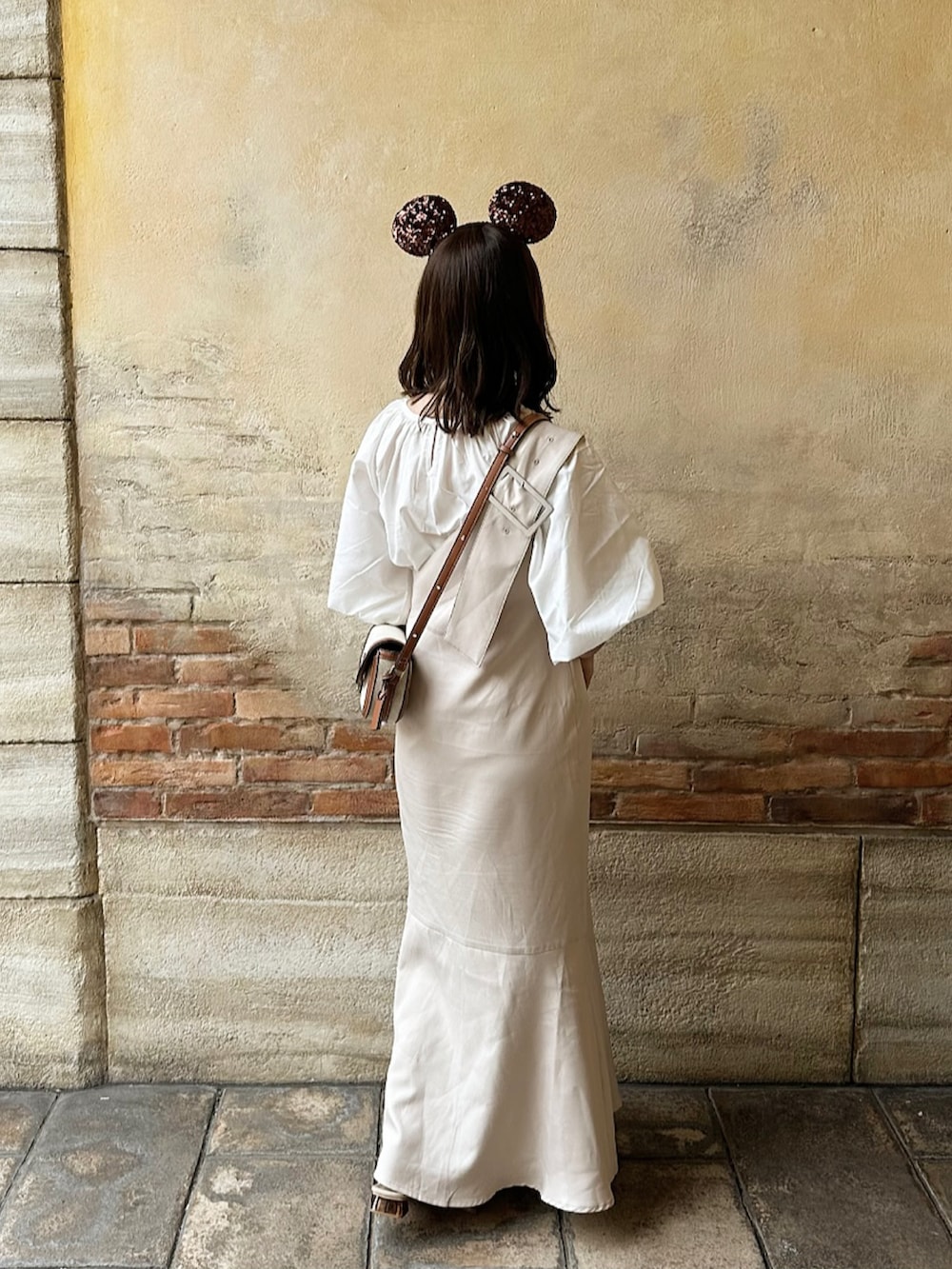 「お出かけコーデ、WEARyouthコーデ、ブラウス、ワンショルダー、ワンピース、マーメイドスカート、マーメイドワンピース、淡色コーデ、ディズニーコーデ、アイボリー、ベージュ、ワントーンコーデ、オトナカジュアル、きれいめカジュアル」｜「Ambre Cielの【前後２WAY】ワンショルマーメイドジャンパースカート／WEB/EC限定商品（ジャンパースカート、ベージュ系）」を使った、sayaさん（骨格ストレート・レディース・156cm）の夏コーディネートの3枚目の写真