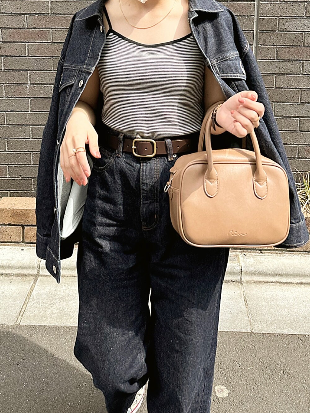 「春コーデ、カジュアルコーデ、大人カジュアル、キャミソール、セットアップ、デニム、デニムパンツ、デニムジャケット、スニーカー、めがね、トレンチコート、LOWRYS FARM」｜「LOWRYS FARMのデニムＧジャケット　177868（ノーカラーコート、ブルー系）」を使った、sayaさん（骨格ストレート・レディース・156cm）の春コーディネートの3枚目の写真