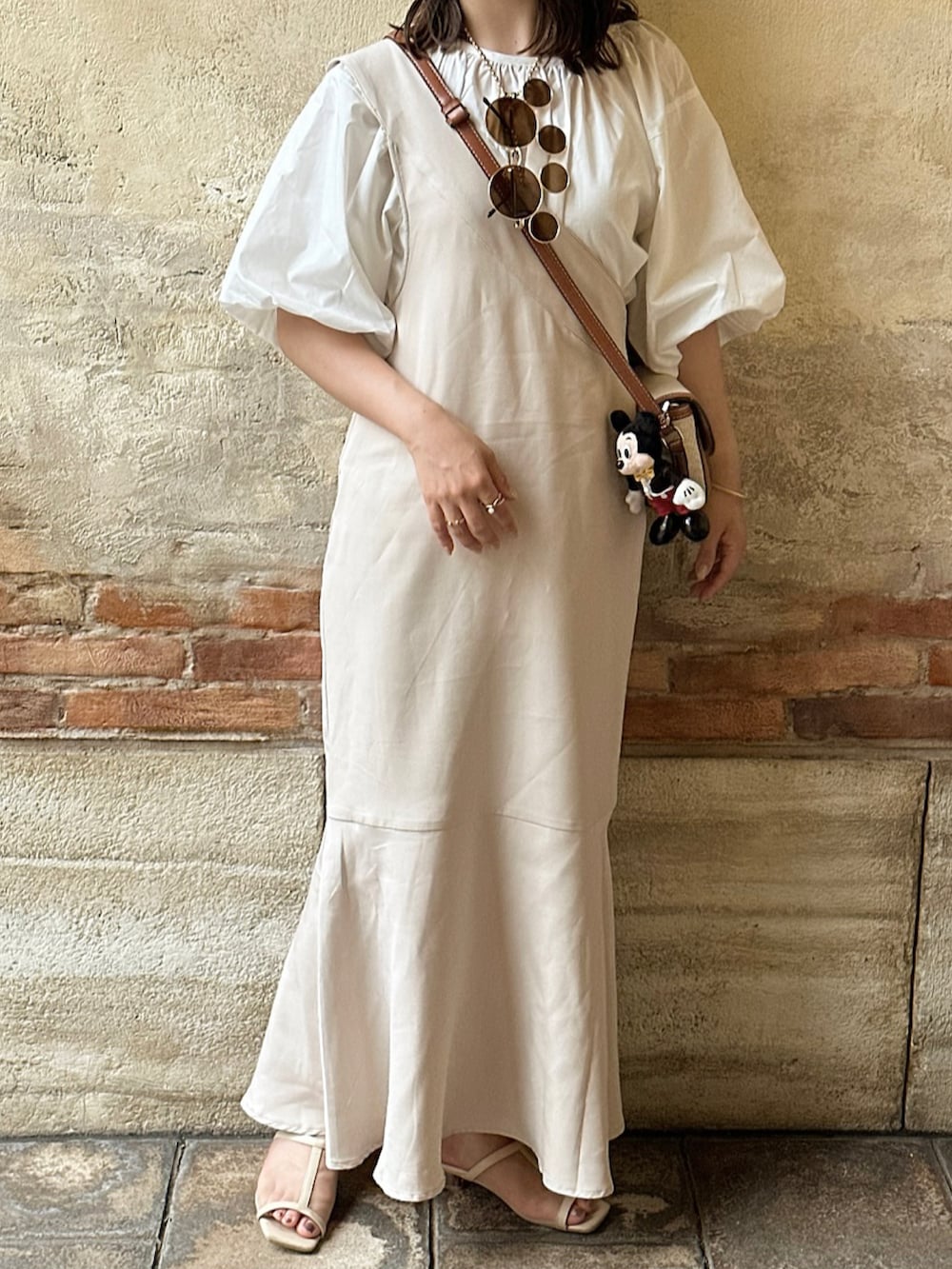 「お出かけコーデ、WEARyouthコーデ、ブラウス、ワンショルダー、ワンピース、マーメイドスカート、マーメイドワンピース、淡色コーデ、ディズニーコーデ、アイボリー、ベージュ、ワントーンコーデ、オトナカジュアル、きれいめカジュアル」｜「Ambre Cielの【前後２WAY】ワンショルマーメイドジャンパースカート／WEB/EC限定商品（ジャンパースカート、ベージュ系）」を使った、sayaさん（骨格ストレート・レディース・156cm）の夏コーディネートの2枚目の写真