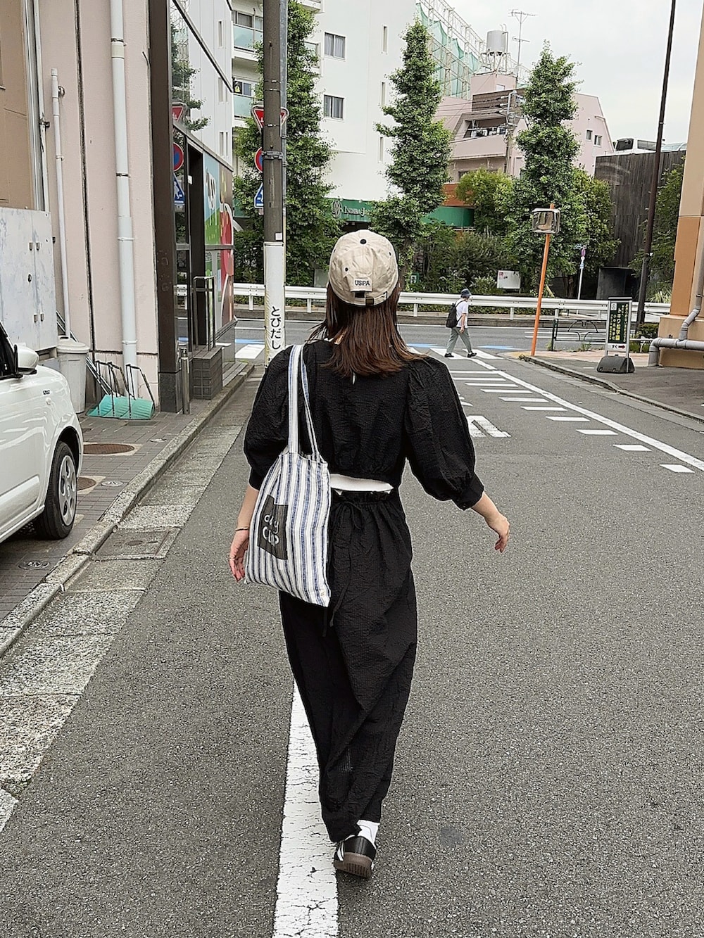 「夏コーデ、きれいめカジュアル、シンプルコーデ、オトナカジュアル、お出かけコーデ、キャップ、カジュアル、スニーカー、トートバッグ、ワンピース、楽ちんコーデ、プチプラ、ZOZOTOWN、さらっと晴れやかスナップ」｜「studio CLIPの【daily CLIP】リネンレッスントートバッグ（トートバッグ、ブルー系）」を使った、sayaさん（骨格ストレート・レディース・156cm）の夏コーディネートの3枚目の写真