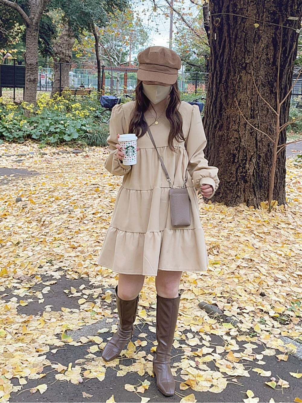 「休日コーデ、オトナカジュアル、大人女子、きれいめカジュアル、冬コーデ、ボアジャケット、ファー、ティアード、ワンピース、ロングブーツ、ティアードワンピース、淡色コーデ、淡色女子、ジャケット、大人ガーリー」｜「JUNOAHのノーカラーファーアウター（ノーカラーコート、ホワイト系）」を使った、sayaさん（骨格ストレート・レディース・156cm）の冬コーディネートの3枚目の写真