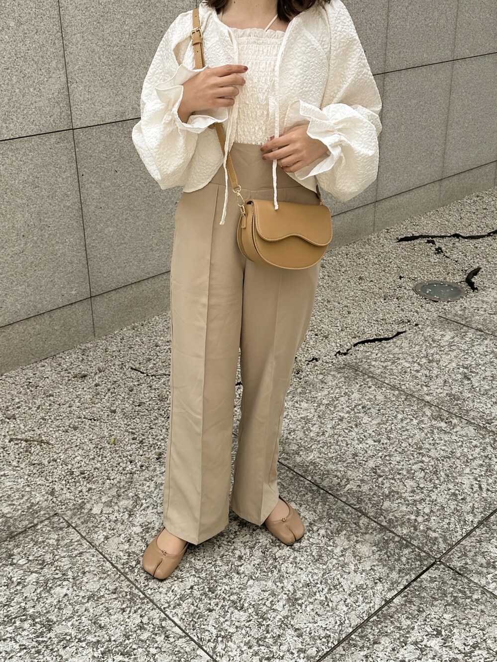 「大人カジュアル、シンプルコーデ、休日コーデ、春服コーデ、プチプラ、しまむら、ワントーンコーデ、レイヤードスタイル、ボレロ、サロペット、オールインワン、足袋バレエ、淡色コーデ、春カラー」｜「しまむらのアイテム（トップス、ホワイト系）」を使った、sayaさん（骨格ストレート・レディース・156cm）の春コーディネートの2枚目の写真