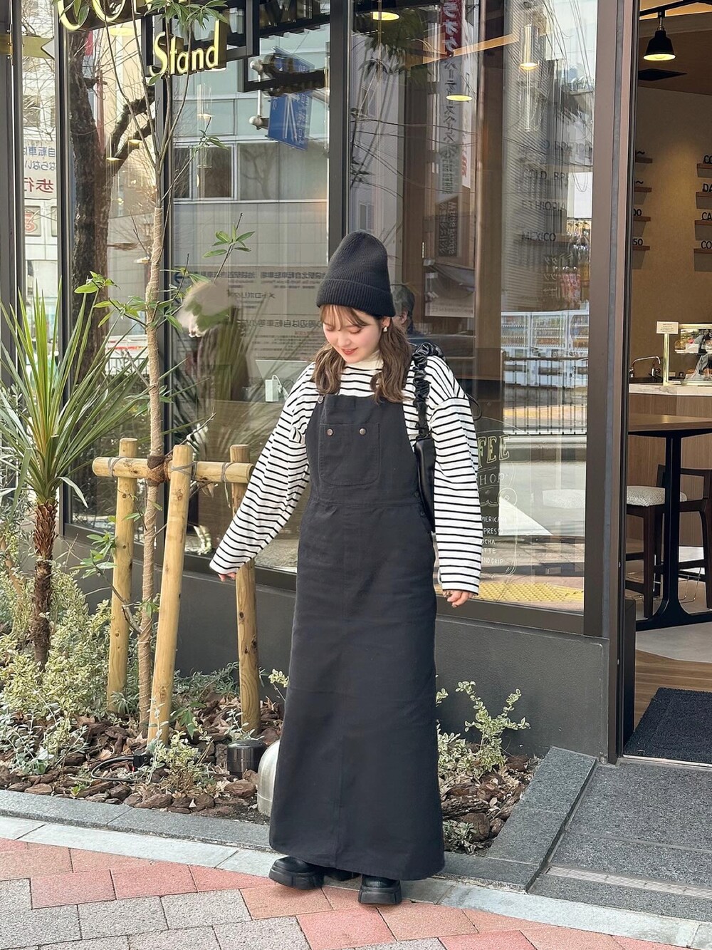 「冬を彩る色いろコーデ、ブラック、モノトーン、ストリート、ニット帽、ビーニー、ロンT、Tシャツ、ジャンパースカート、サロペット、カジュアルスタイル、シンプルスタイル、ブーツ、ワンピース」｜「LOWRYS FARMのオリカエシニットワッチ  991925（ニットキャップ/ビーニー、ブラック系）」を使った、sayaさん（骨格ストレート・レディース・156cm）の冬コーディネートの3枚目の写真