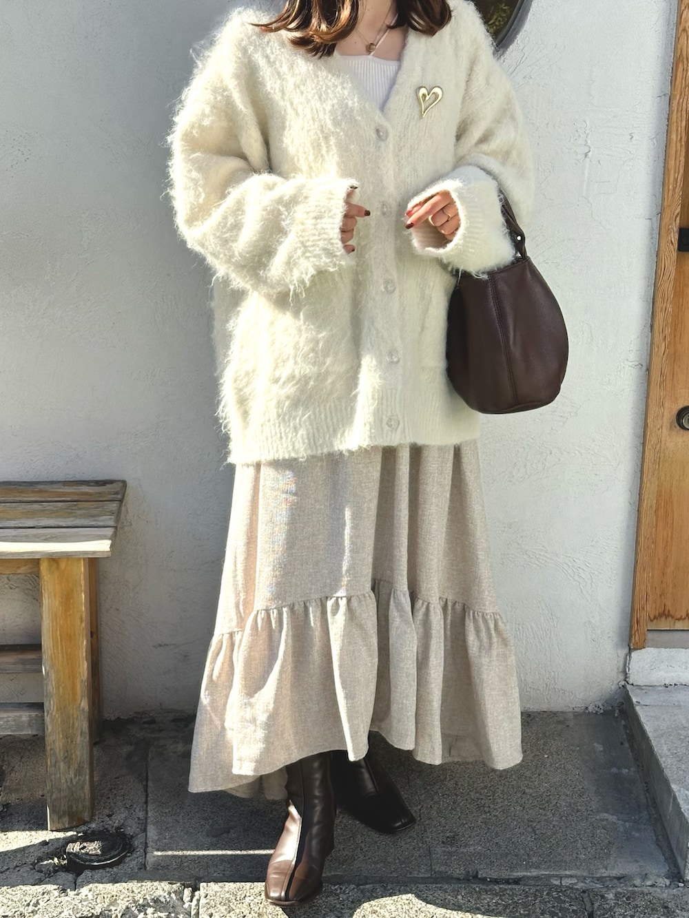 「ファッションを楽しもう、WEARyouthコーデ、今日のコスメと服、ツイード、カーディガン、ニット、ブーツ、ショートブーツ、ハンドバッグ、淡色コーデ、ワントーンコーデ、フレアスカート、大人かわいい、おでかけコーデ、秋冬コーデ」｜「Heatherのカラーシャギーカーディガン　171784（カーディガン/ボレロ、ホワイト系）」を使った、sayaさん（骨格ストレート・レディース・156cm）の秋コーディネートの2枚目の写真