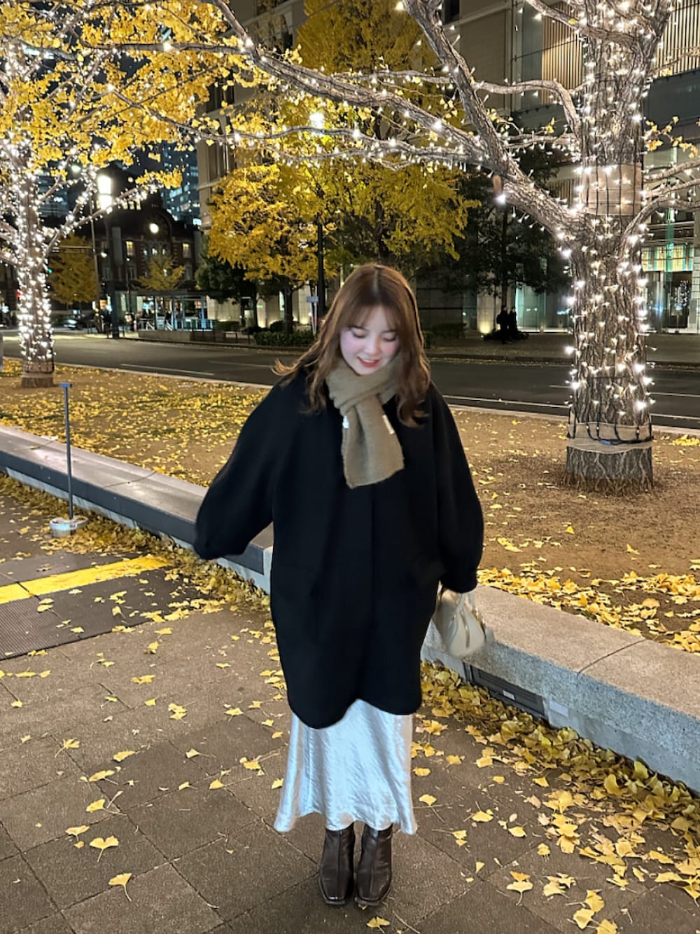 「新星WEARISTAにエントリー、WEARyouthコーデ、アウター、ミドルコート、マフラー、ニット、セットアイテム、ビスチェ、サテンスカート、ショートブーツ、キレイめ、デート、ワントーンコーデ、大人ガーリー」｜「callautiaのステンカラーオーバーミドルコート（ステンカラーコート、ブラック系）」を使った、sayaさん（骨格ストレート・レディース・156cm）の冬コーディネートの3枚目の写真
