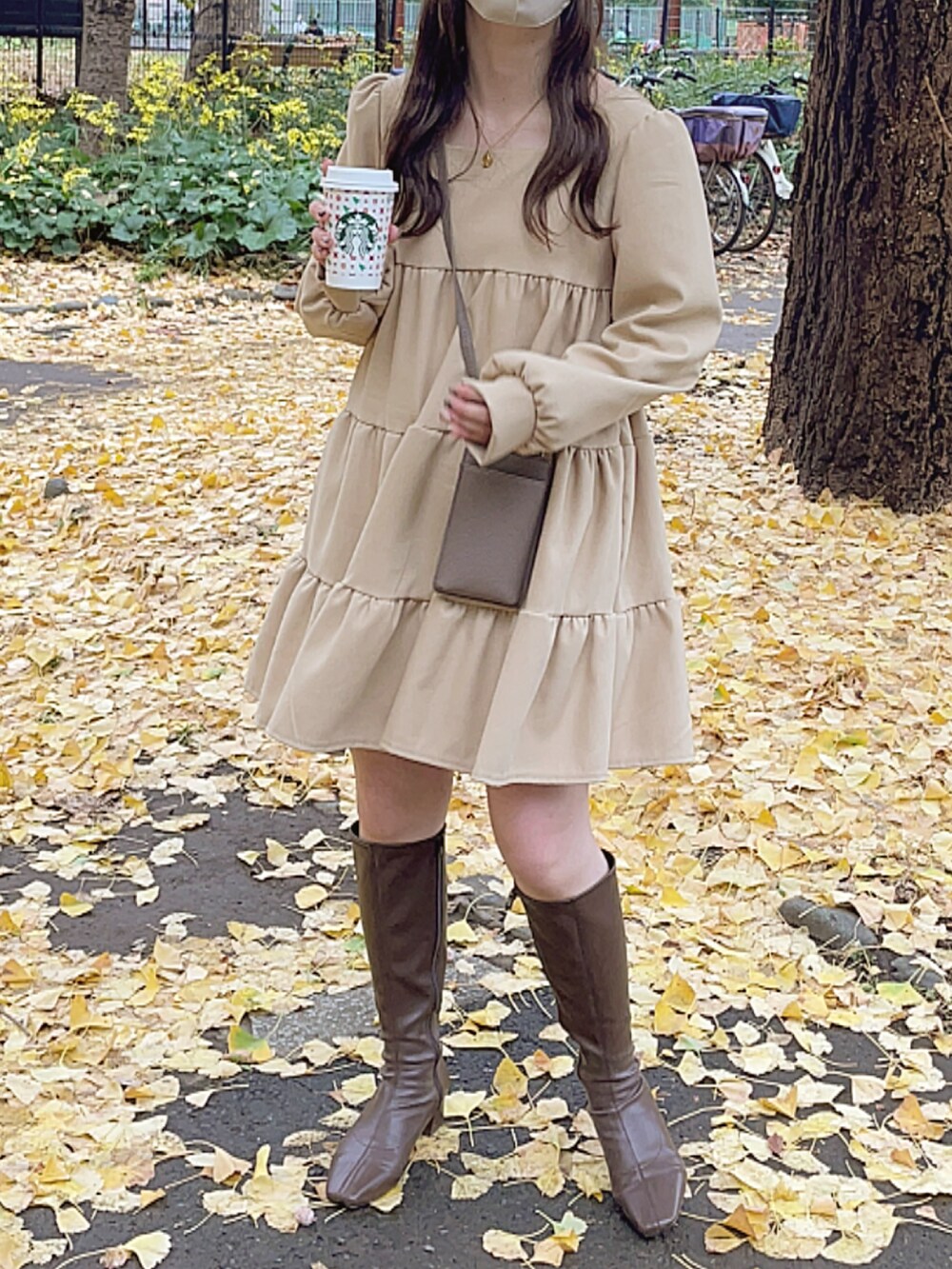 「休日コーデ、オトナカジュアル、大人女子、きれいめカジュアル、冬コーデ、ボアジャケット、ファー、ティアード、ワンピース、ロングブーツ、ティアードワンピース、淡色コーデ、淡色女子、ジャケット、大人ガーリー」｜「JUNOAHのノーカラーファーアウター（ノーカラーコート、ホワイト系）」を使った、sayaさん（骨格ストレート・レディース・156cm）の冬コーディネートの2枚目の写真