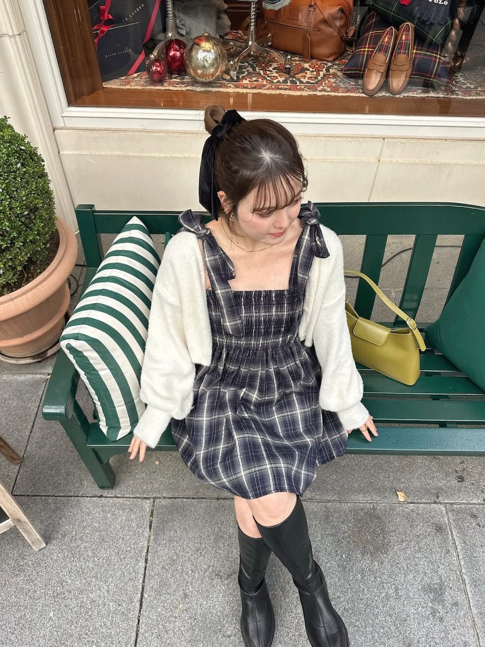 「甘めカジュアル、甘辛mix、お出かけコーデ、休日スタイル、ガーリー、モノトーン、ミニスカート、ミニワンピ、チェック、カーディガン、ニット、ロングブーツ、ブラックコーデ、プチプラ、ハンドバッグ」｜「LOWRYS FARMのベロアリボンシュシュ　979290（シュシュ、ブラック系）」を使った、sayaさん（レディース・156cm）の春コーディネートの2枚目の写真