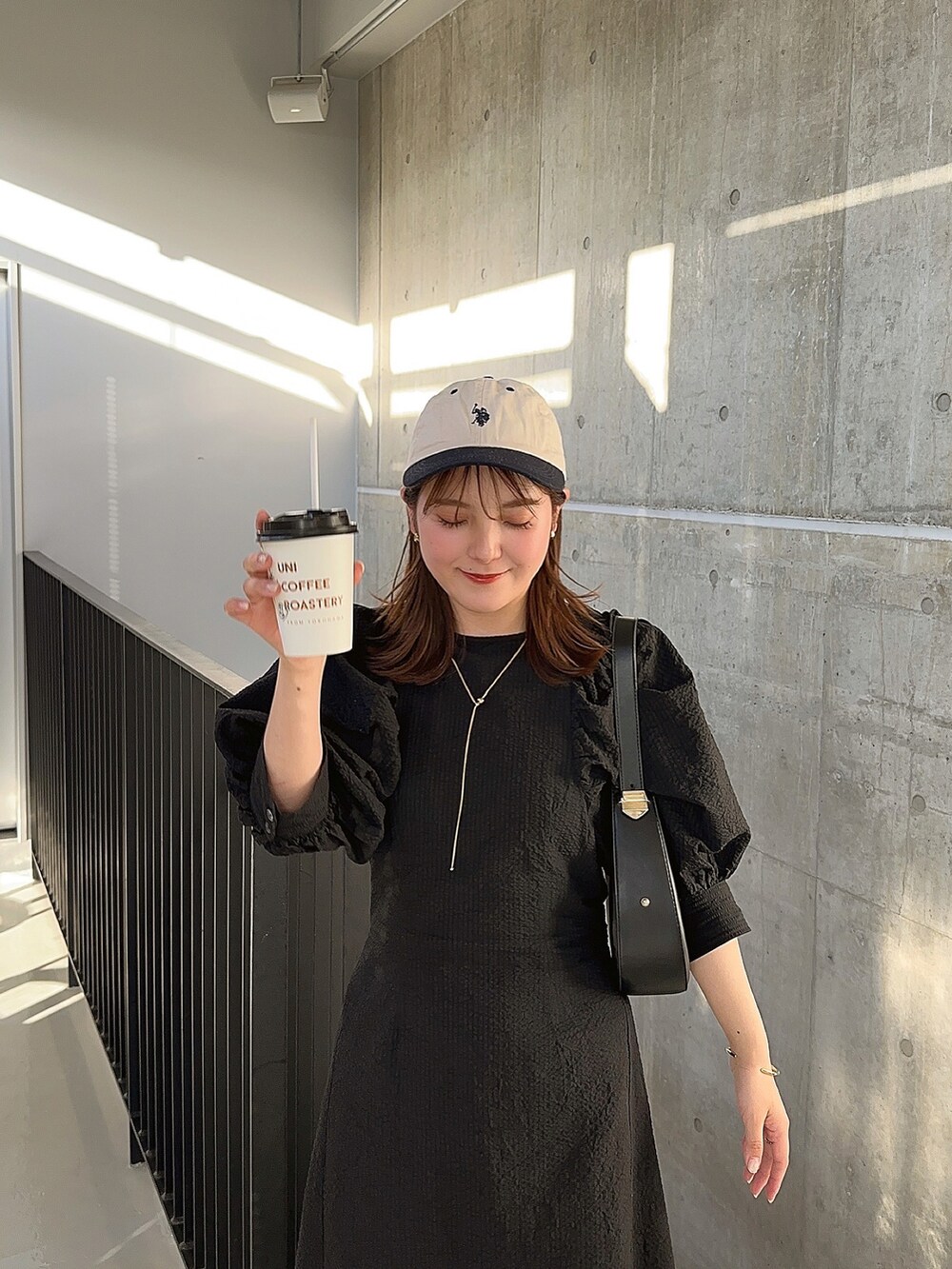 「夏コーデ、きれいめカジュアル、シンプルコーデ、オトナカジュアル、お出かけコーデ、キャップ、カジュアル、スニーカー、トートバッグ、ワンピース、楽ちんコーデ、プチプラ、ZOZOTOWN、さらっと晴れやかスナップ」｜「studio CLIPの【daily CLIP】リネンレッスントートバッグ（トートバッグ、ブルー系）」を使った、sayaさん（骨格ストレート・レディース・156cm）の夏コーディネートの2枚目の写真