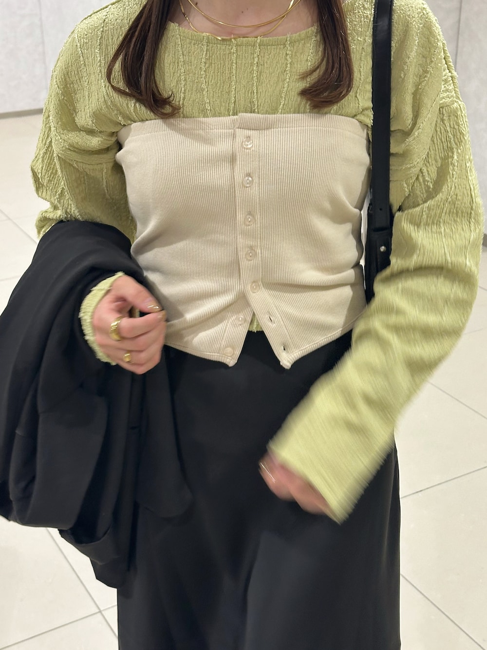 「ロンT、プチプラ、春服コーデ、大人カジュアルコーデ、春先取り、レイヤードスタイル、スカートスタイル、ジャケットコーデ、テーラードジャケット、サテンスカート、スニーカー、カチモリヘア、ハンドバッグ、カラーコーデ、差し色コーデ」｜「LOWRYS FARMのマルチＷＡＹビスチェ　903945（ベスト、ホワイト系）」を使った、sayaさん（レディース・156cm）の春コーディネートの4枚目の写真