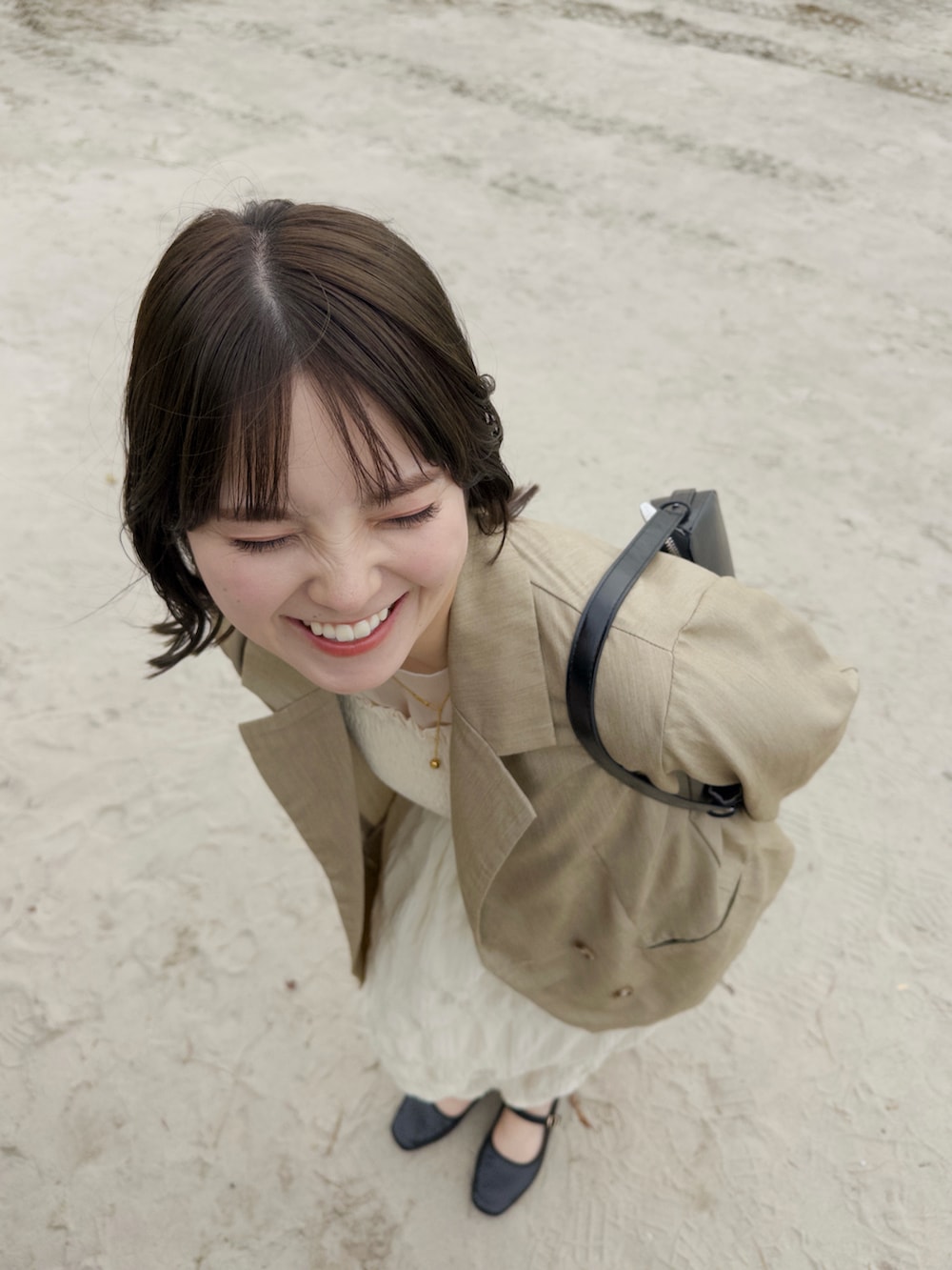 「オトナ女子、大人ガーリー、ワンピースコーデ、キャミワンピ、ジャケット、シアートップス、春コーデ、きれいめカジュアル、キレイめ、フラットシューズ、ワンピース、ベージュ、ブラウス、ジャケットコーデ、誕生日」｜「niko and...のオリジナルカンフーシューズN【WEB限定サイズ・カラー有り】（パンプス、ブラック系）」を使った、sayaさん（骨格ストレート・レディース・156cm）の夏コーディネートの3枚目の写真