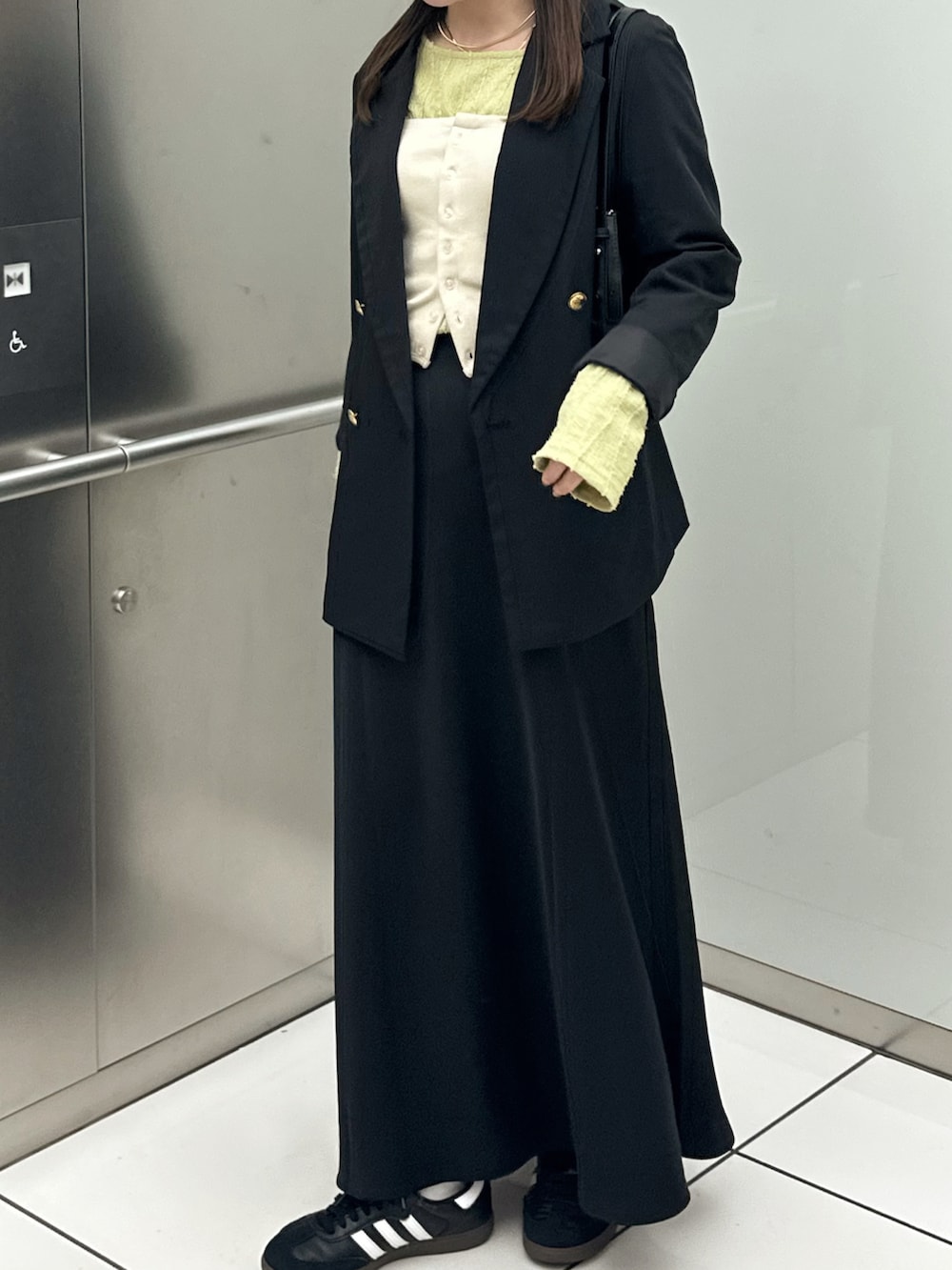 「ロンT、プチプラ、春服コーデ、大人カジュアルコーデ、春先取り、レイヤードスタイル、スカートスタイル、ジャケットコーデ、テーラードジャケット、サテンスカート、スニーカー、カチモリヘア、ハンドバッグ、カラーコーデ、差し色コーデ」｜「LOWRYS FARMのマルチＷＡＹビスチェ　903945（ベスト、ホワイト系）」を使った、sayaさん（レディース・156cm）の春コーディネートの2枚目の写真