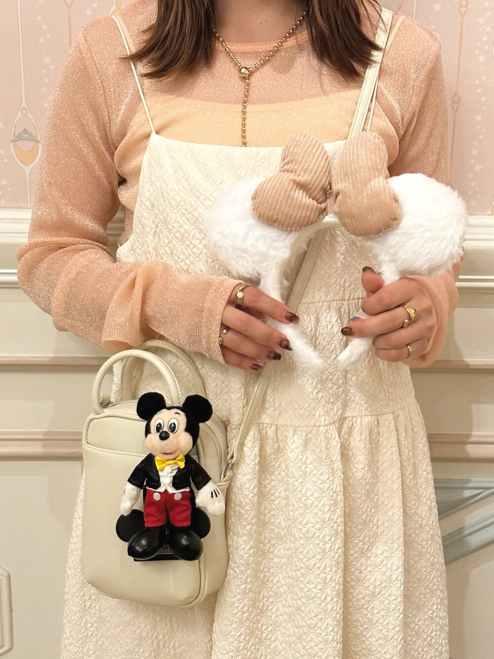 「ファッションを楽しもう、ディズニーコーデ、ピンク、シアートップス、キャミワンピ、休日スタイル、楽チンコーデ、カジュアルガーリー、プチプラ、カラーコーデ、大人かわいい、ショルダーバッグ、WEARyouthコーデ」｜「w closetのフクレジャガードキャミワンピース（ワンピース、ホワイト系）」を使った、sayaさん（骨格ストレート・レディース・156cm）の秋コーディネートの3枚目の写真