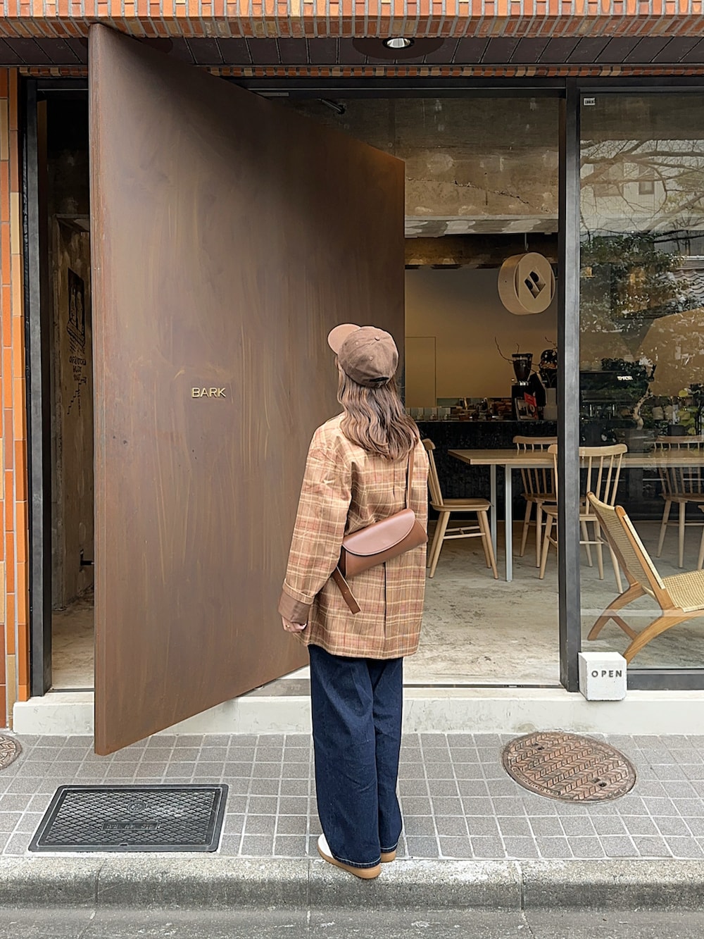 「オトナカワイイ、オトナカジュアル、おでかけコーデ、楽チンコーデ、ラフコーデ、秋冬コーデ、チェックジャケット、ジャケット、デニム、カジュアル、スニーカー、キャップ、レイヤードスタイル、クロップドトップス、ゆるコーデ」｜「temuのアイテム（キャップ、ブラウン系）」を使った、sayaさん（レディース・156cm）の冬コーディネートの2枚目の写真