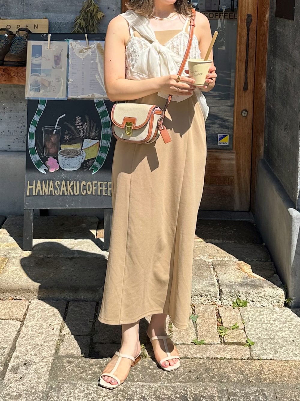 ホワイト系のシャツ/ブラウス、ベージュ系のサンダル、ベージュ系のショルダーバッグを着用したレディースの夏コーディネートの3枚目の写真