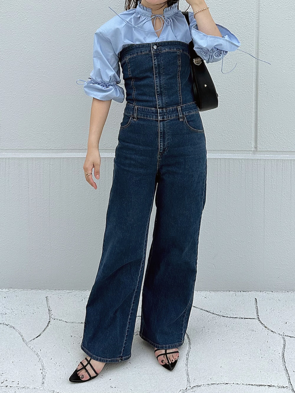 「シャツスタイル、秋服準備はじめました、シンプルスタイル、大人コーデ、オトナカジュアル、夏コーデ、プチプラ、キレイめカジュアル、デニム、サロペット、パンツコーデ、シンプルコーデ、ブラウス、ベアトップ」｜「solleimのフリルリボンブラウス（シャツ/ブラウス、ブルー系）」を使った、sayaさん（骨格ストレート・レディース・156cm）の秋コーディネートの3枚目の写真