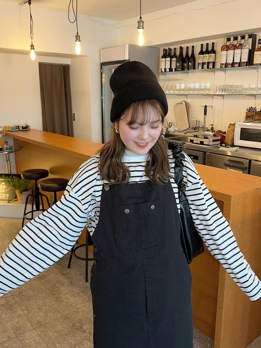 「冬を彩る色いろコーデ、ブラック、モノトーン、ストリート、ニット帽、ビーニー、ロンT、Tシャツ、ジャンパースカート、サロペット、カジュアルスタイル、シンプルスタイル、ブーツ、ワンピース」｜「LOWRYS FARMのオリカエシニットワッチ  991925（ニットキャップ/ビーニー、ブラック系）」を使った、sayaさん（骨格ストレート・レディース・156cm）の冬コーディネートの2枚目の写真