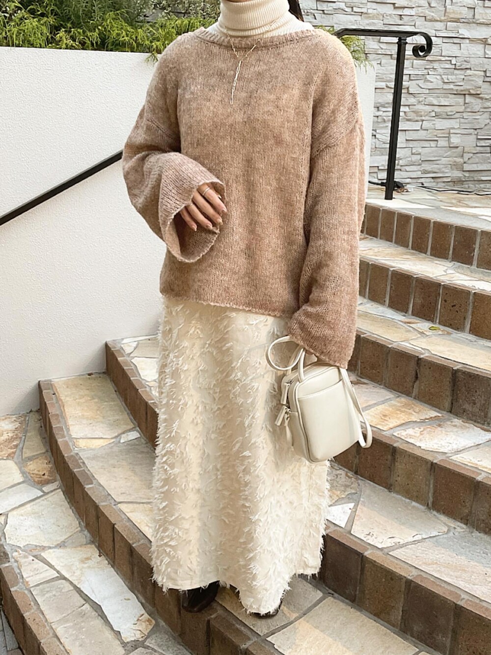 「オトナカワイイ、おでかけコーデ、ビッグシルエット、ブーツ、ワンピースコーデ、ガーリー、レイヤードスタイル、タートルネック、ニット、キャミワンピ、ロングブーツ、ワントーンコーデ、アイボリー、冬コーデ、ホワイトコーデ」｜「select MOCAのレイヤードキルティングジャケット/重ね着風オーバーサイズショートダウン（ダウンジャケット/コート、ホワイト系）」を使った、sayaさん（骨格ストレート・レディース・156cm）の冬コーディネートの3枚目の写真