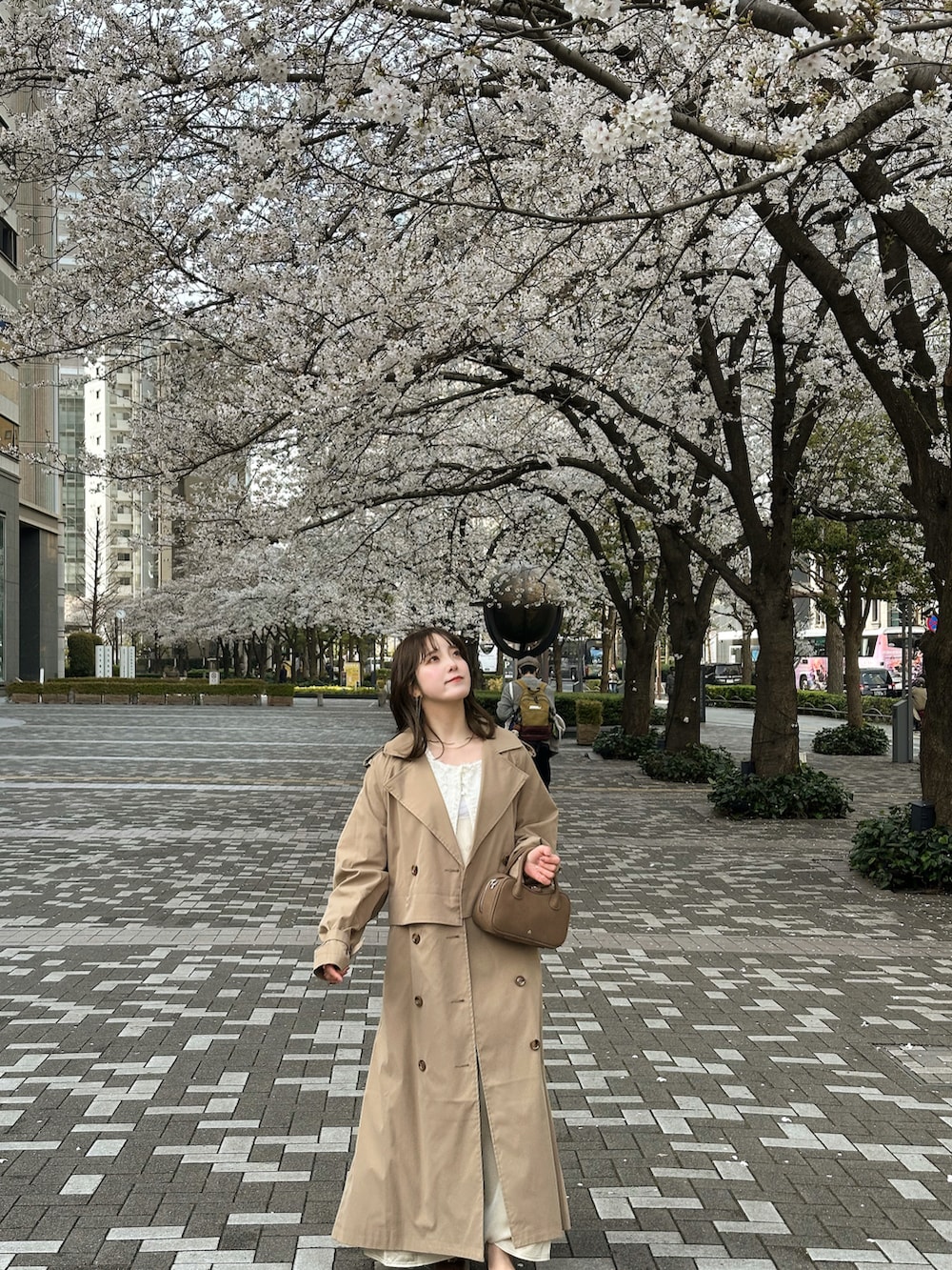 「春めき満開コーデ、春色、お出かけコーデ、春服、キレイめカジュアル、トレンチコート、ブラウス、キャミワンピ、レイヤードスタイル、ワンピースコーデ、初夏コーデ、お花見コーデ、淡色コーデ、ワントーン、春カラー」｜「LOWRYS FARMのステンレスフープ２レンチョーカ－　 213681（ネックレス、ゴールド系）」を使った、sayaさん（レディース・156cm）の春コーディネートの3枚目の写真