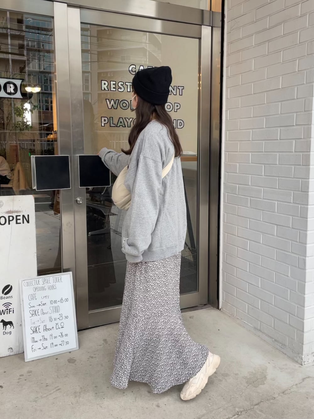「春服、楽チンコーデ、シンプルコーデ、オトナカジュアル、レイヤードスタイル、プチプラコーデ、モノトーン、ゆるコーデ、春先取り、スウェット、花柄、スニーカー、ビーニー、ショルダーバッグ、スカート」｜「3coinsのアイテム（ニットキャップ/ビーニー、ブラック系）」を使った、sayaさん（骨格ストレート・レディース・156cm）の冬コーディネートの2枚目の写真