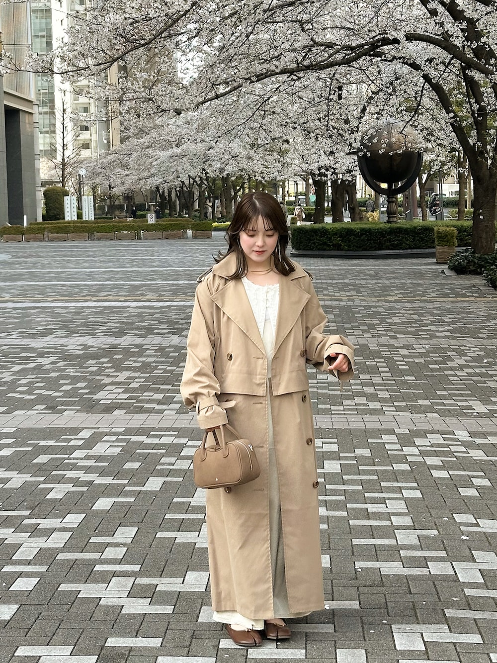「春めき満開コーデ、春色、お出かけコーデ、春服、キレイめカジュアル、トレンチコート、ブラウス、キャミワンピ、レイヤードスタイル、ワンピースコーデ、初夏コーデ、お花見コーデ、淡色コーデ、ワントーン、春カラー」｜「LOWRYS FARMのステンレスフープ２レンチョーカ－　 213681（ネックレス、ゴールド系）」を使った、sayaさん（レディース・156cm）の春コーディネートの2枚目の写真
