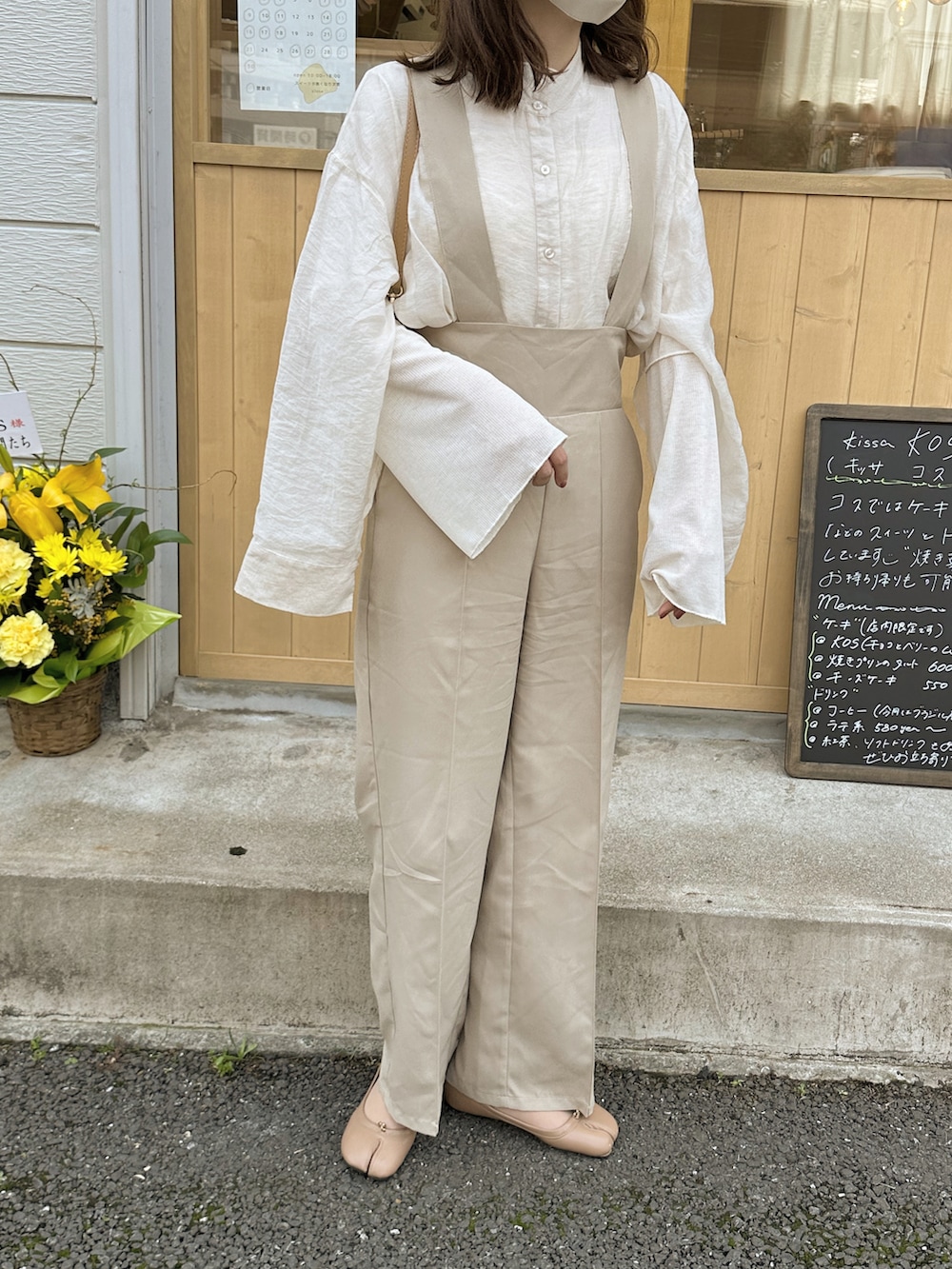 「春夏コーデ、カジュアルコーデ、ラフ、春、大人可愛い、淡色コーデ、キレイめ、足袋バレエ、サロペット、シャツスタイル、シアートップス、ハンドバッグ、ベージュ、レイヤードスタイル、ワントーンコーデ」｜「floristの【2WAY/3WAY】波型フラップラウンドレザーショルダーバッグ/ハンドバッグ（ショルダーバッグ、ベージュ系）」を使った、sayaさん（骨格ストレート・レディース・156cm）の春コーディネートの2枚目の写真