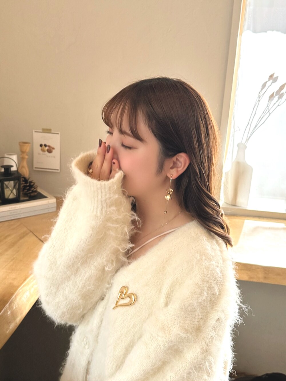 「ファッションを楽しもう、WEARyouthコーデ、今日のコスメと服、ツイード、カーディガン、ニット、ブーツ、ショートブーツ、ハンドバッグ、淡色コーデ、ワントーンコーデ、フレアスカート、大人かわいい、おでかけコーデ、秋冬コーデ」｜「Heatherのカラーシャギーカーディガン　171784（カーディガン/ボレロ、ホワイト系）」を使った、sayaさん（骨格ストレート・レディース・156cm）の秋コーディネートの3枚目の写真