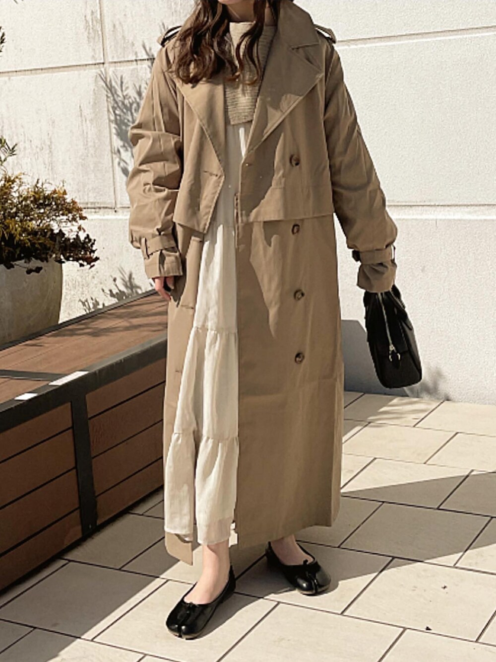 ベージュ系のワンピース、ブラック系のバッグ、ブラック系のシューズを着用したレディースの冬コーディネートの3枚目の写真