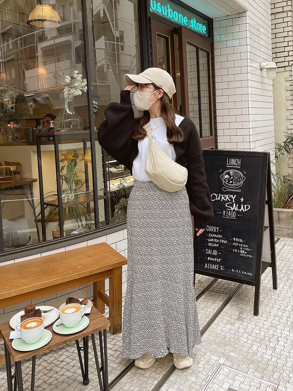「ほめられ本命コーデ、ニット、ボレロ、マーメイドスカート、モノトーン、ショルダーバッグ、スニーカー、キャップ、カジュアルコーデ、きれいめカジュアル、大人カジュアル、オトナカワイイ、スカートスタイル、春、花柄」｜「DHOLICのアイテム（キャップ、ベージュ系）」を使った、sayaさん（骨格ストレート・レディース・156cm）の冬コーディネートの2枚目の写真
