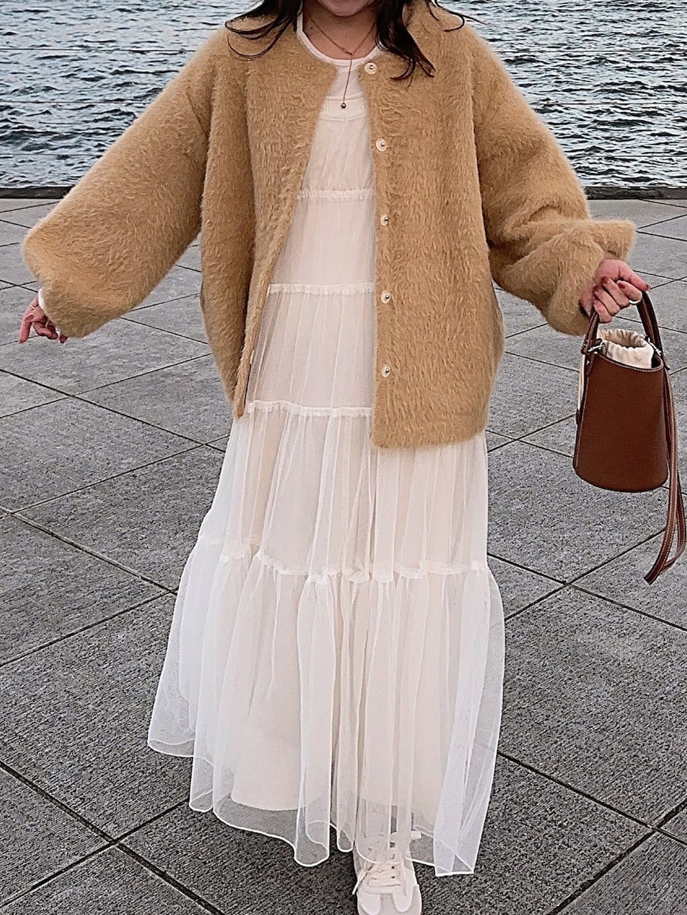 「プチプラ、淡色コーデ、冬アウター、着回しコーデ、冬のコーデ、ニットコーデ、大人ファッション、シンプルスタイル、キャミワンピ、ラクチンコーデ、カジュアルスタイル、スニーカーコーデ、ベージュ、お出かけコーデ、オトナカジュアル」｜「by LEGNAのふんわりとした毛足感 フェザーヤーン シャギーニット カーディガン　ジャケット（その他アウター、ベージュ系）」を使った、sayaさん（レディース・156cm）の冬コーディネートの2枚目の写真