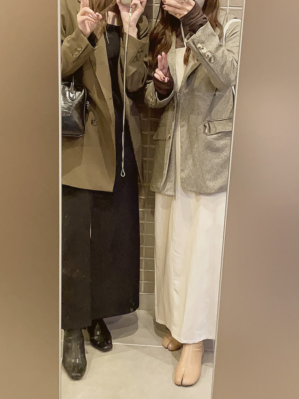 「休日コーデ、カジュアル、秋コーデ、秋のコーデ、ジャケット、キャミワンピ、シミラールック、おそろいコーデ、きれいめカジュアル、キレイめ、ショートブーツ、テーラードジャケット」｜「roomboutiqueのアイテム（テーラードジャケット、ブラウン系）」を使った、sayaさん（骨格ストレート・レディース・156cm）の秋コーディネートの2枚目の写真