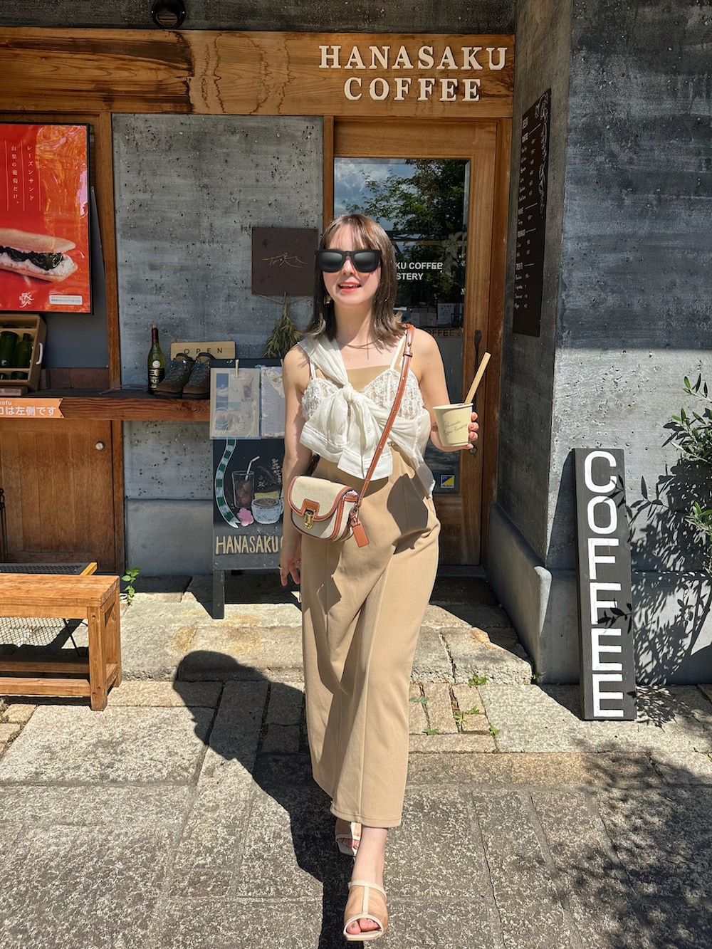 ホワイト系のシャツ/ブラウス、ベージュ系のサンダル、ベージュ系のショルダーバッグを着用したレディースの夏コーディネートの2枚目の写真