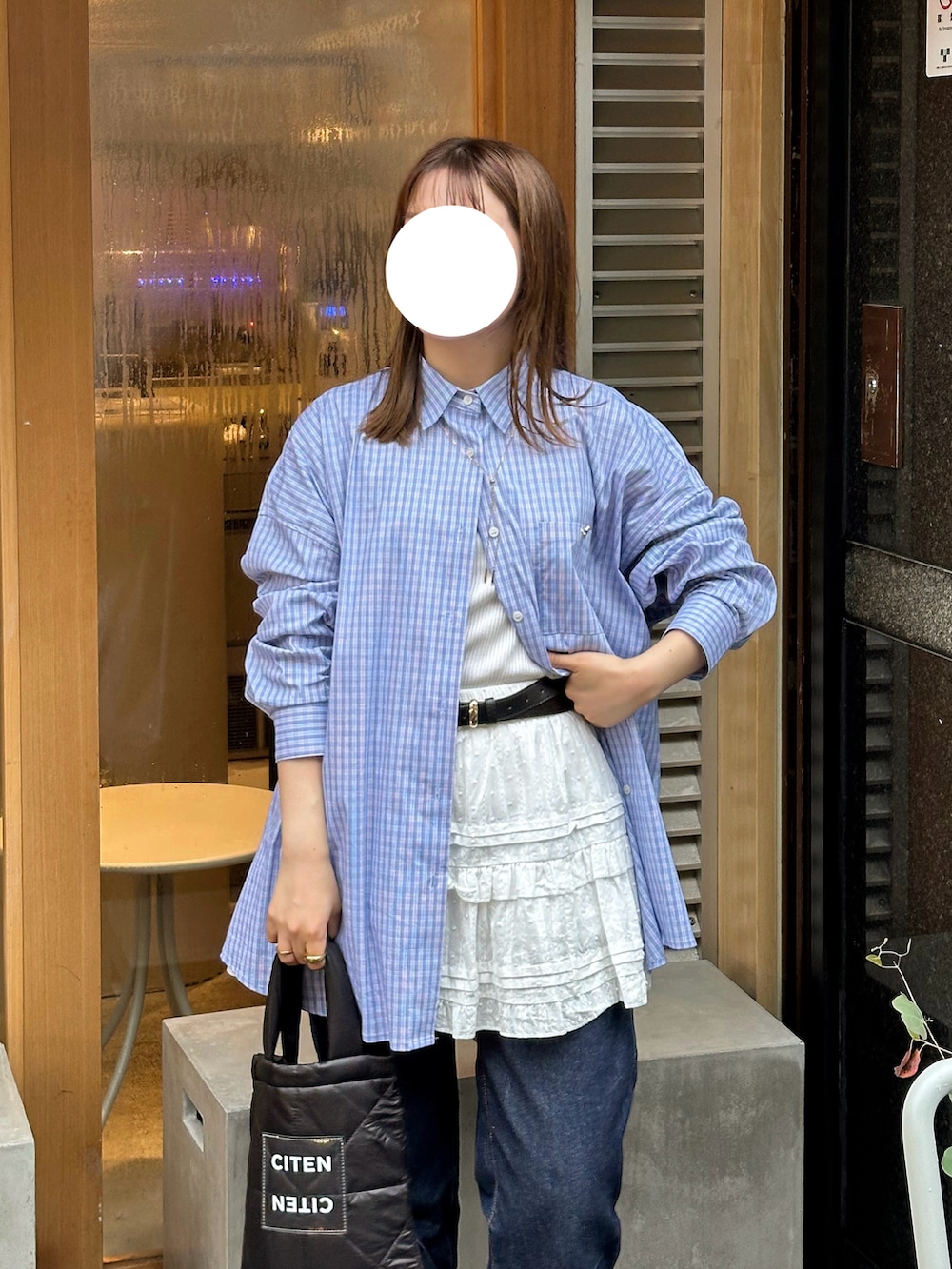 ホワイト系のスカート、ブルー系のシャツ/ブラウス、ブルー系のデニムパンツを着用したレディースの春コーディネートの3枚目の写真