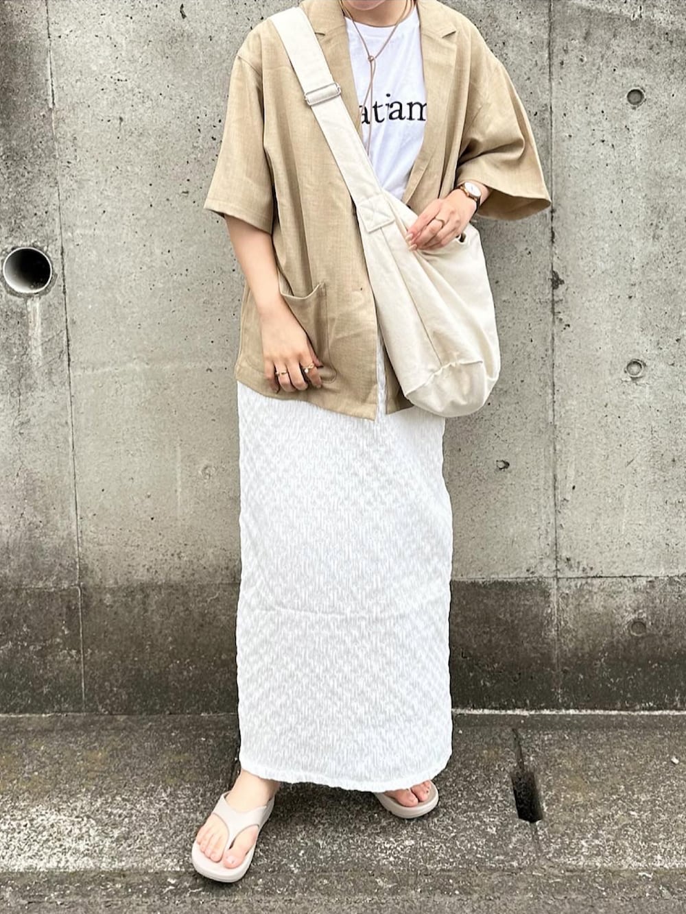 「みんなの白Tフェス、プチプラ、おでかけコーデ、キレイめカジュアル、シンプル、タイトスカート、ショルダーバッグ、Tシャツ、ロゴT、トングサンダル、ジャケット、チョーカー、淡色コーデ、淡色カジュアル」｜「natiamのアイテム（Tシャツ/カットソー、ホワイト系）」を使った、sayaさん（骨格ストレート・レディース・156cm）の夏コーディネートの3枚目の写真