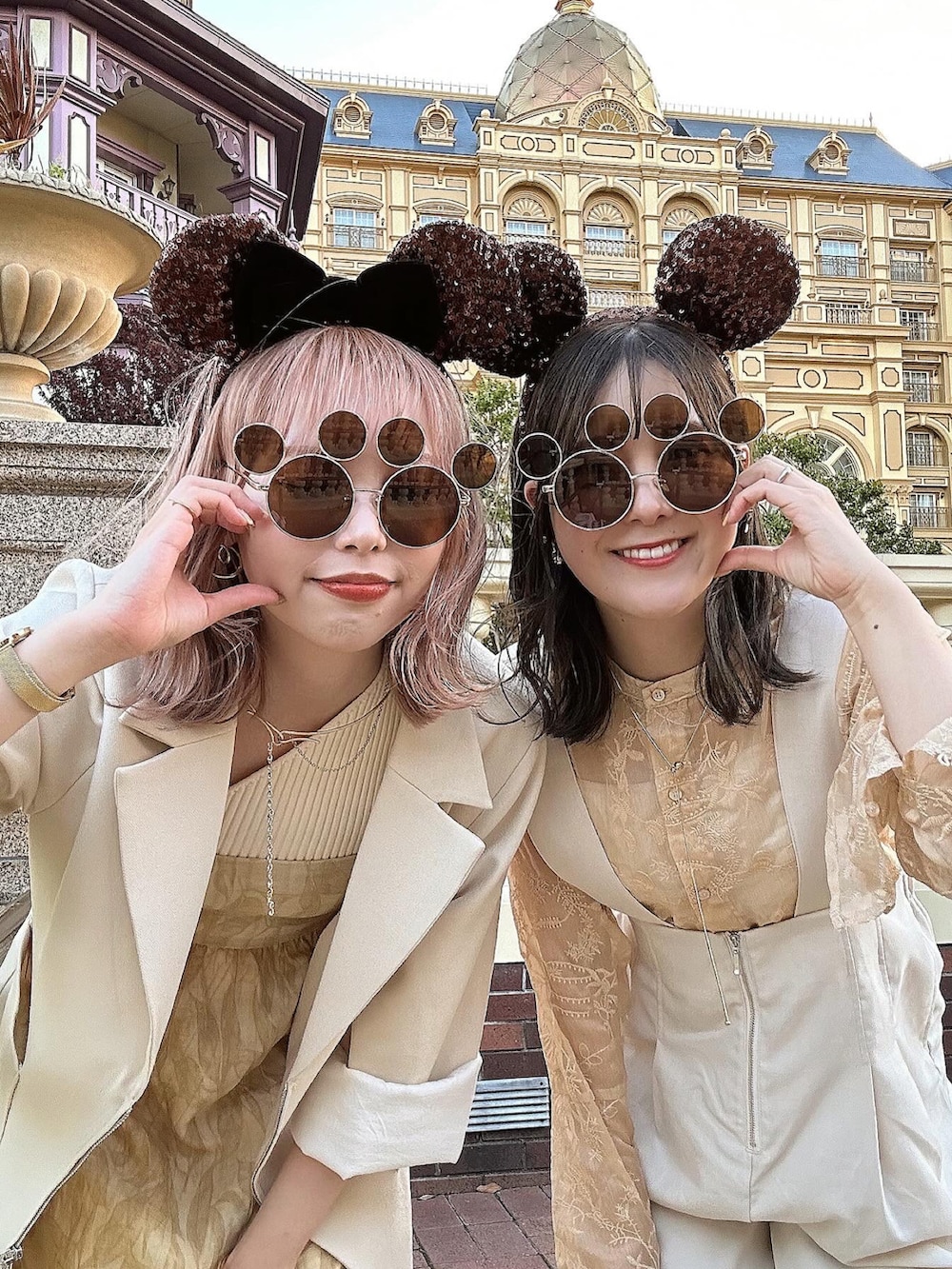 「ラクチンコーデ、春夏コーデ、シンプルスタイル、キレイめカジュアル、春ファッション、ゆるコーデ、サロペット、ブラウス、オレンジ、キャミワンピ、足袋バレエ、ディズニーコーデ、カラーコーデ、シミラールック、リラックススタイル」｜「Ambre Neigeの2WAY花柄刺繍シアーブラウス／【WEB/EC限定商品】（シャツ/ブラウス、ベージュ系）」を使った、sayaさん（骨格ストレート・レディース・156cm）の春コーディネートの3枚目の写真