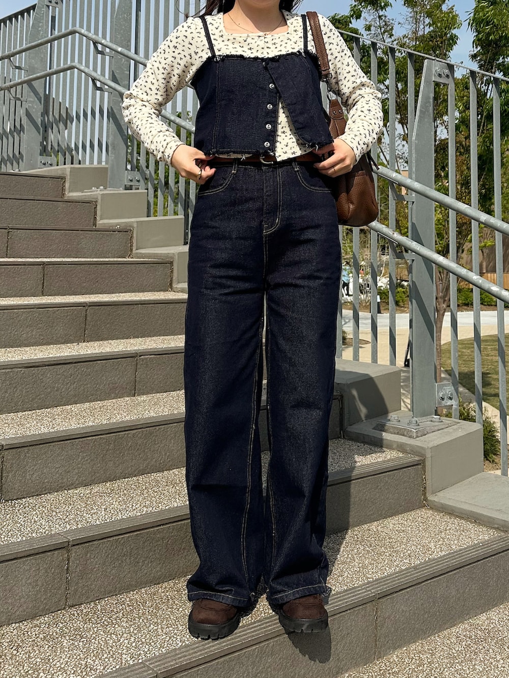 「ショルダーバッグ、おでかけコーデ、春服、春カラー、デニム、韓国ファッション、花柄、シンプル・ベーシック、セットアップ、ビスチェ、ローファー、サーマル、カーディガン、デニムパンツ、ハンドバッグ」｜「mysticのマルチWAYデニム（デニムパンツ、ブルー系）」を使った、sayaさん（骨格ストレート・レディース・156cm）の春コーディネートの2枚目の写真