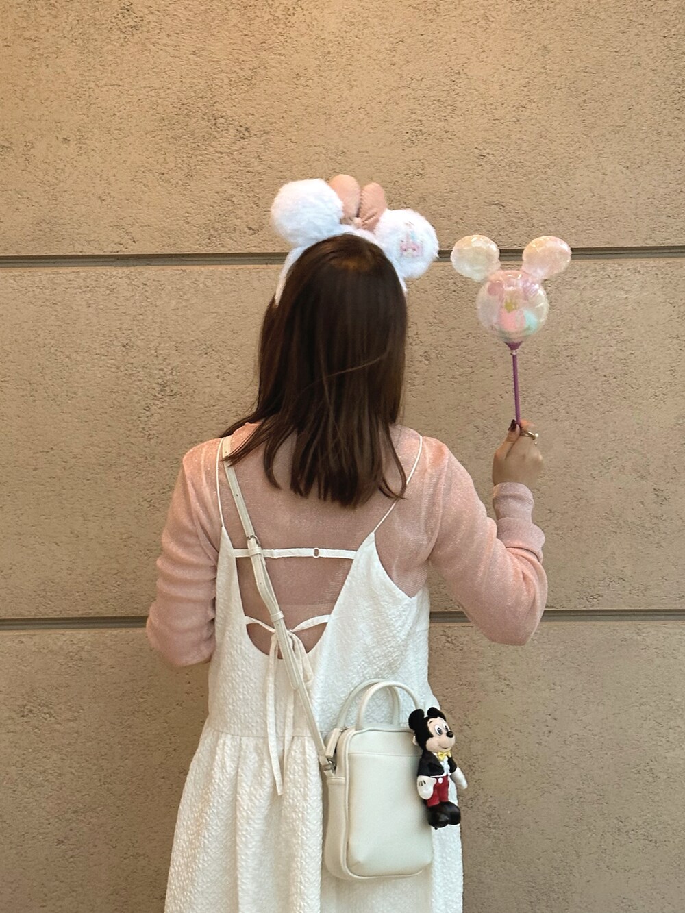 「ファッションを楽しもう、ディズニーコーデ、ピンク、シアートップス、キャミワンピ、休日スタイル、楽チンコーデ、カジュアルガーリー、プチプラ、カラーコーデ、大人かわいい、ショルダーバッグ、WEARyouthコーデ」｜「w closetのフクレジャガードキャミワンピース（ワンピース、ホワイト系）」を使った、sayaさん（骨格ストレート・レディース・156cm）の秋コーディネートの2枚目の写真