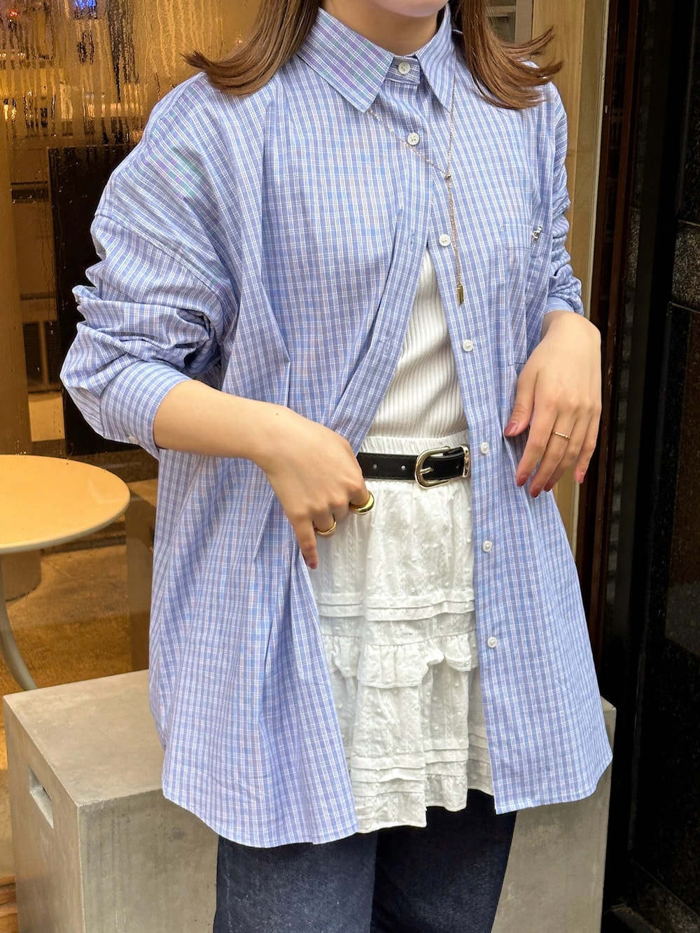 ホワイト系のスカート、ブルー系のシャツ/ブラウス、ブルー系のデニムパンツを着用したレディースの春コーディネートの2枚目の写真