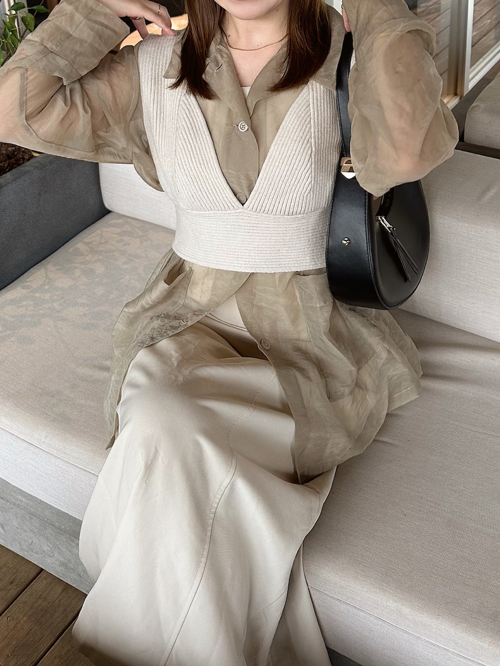 「淡色コーデ、着回しコーデ、大人女子、秋先取りコーデ、おでかけコーデ、大人コーデ、キャミワンピ、レイヤードスタイル、ビスチェ、ニットビスチェ、シアートップス、秋カラー、きれいめコーデ」｜「floristの【2WAY/3WAY】PUレザーのハーフムーンショルダーバッグ/ハンドバッグ（ショルダーバッグ、ブラック系）」を使った、sayaさん（骨格ストレート・レディース・156cm）の秋コーディネートの2枚目の写真
