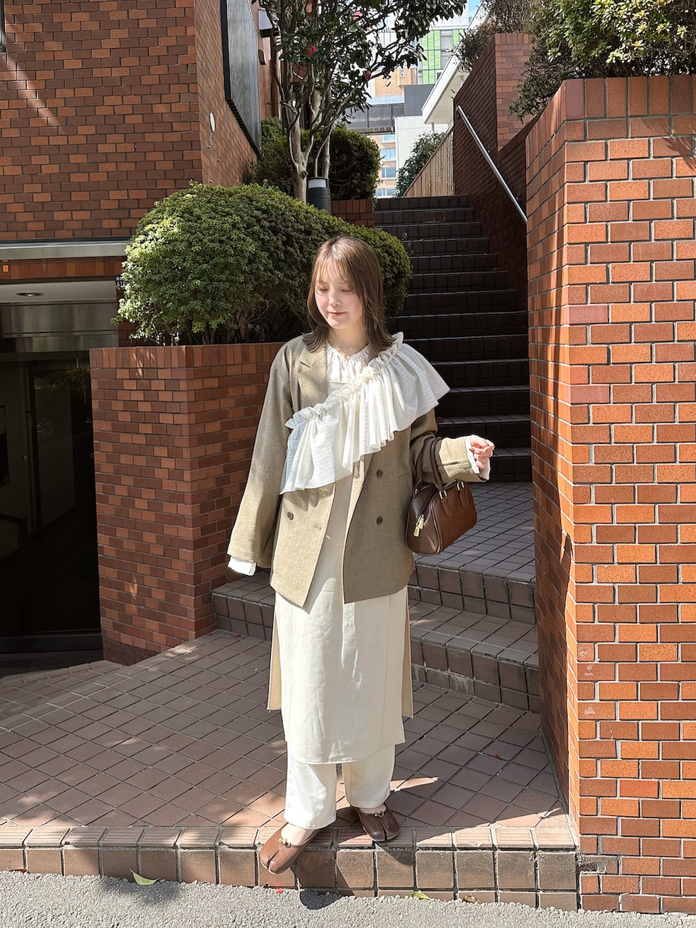 「春服コーデ、おでかけコーデ、きれいめカジュアル、ジャケット、レイヤードスタイル、チュール、キャミワンピ、サテンパンツ、足袋バレエ、キレイめ、ハンドバッグ、ブラウス、淡色コーデ、淡色女子、ベージュ」｜「floristの【2WAY】エンボスロゴ入りマットレザーボストンバッグ/ショルダーバッグ（ボストンバッグ、ブラウン系）」を使った、sayaさん（骨格ストレート・レディース・156cm）の春コーディネートの2枚目の写真