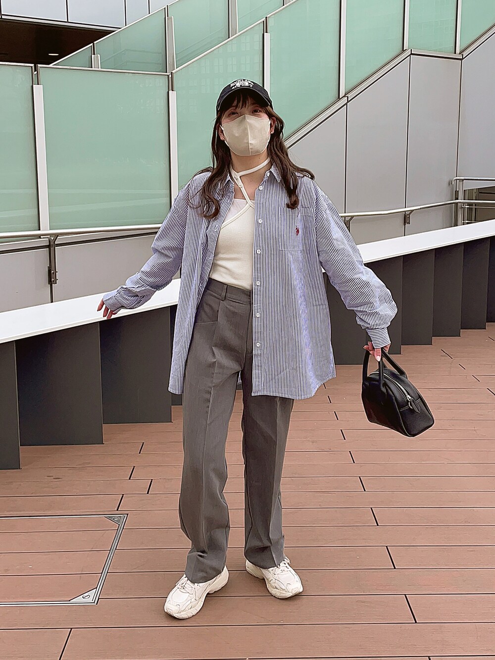 「休日スタイル、オトナ女子、大人カジュアル、ラクチンコーデ、スニーカー、シンプルコーデ、シャツスタイル、シャツ、ストライプ、カジュアルコーデ、カジュアル、キャップ」|「patraのアイテム(キャミソール、ホワイト系)」を使った、sayaさん(骨格ストレート・レディース・156cm)の冬コーディネートの2枚目の写真
